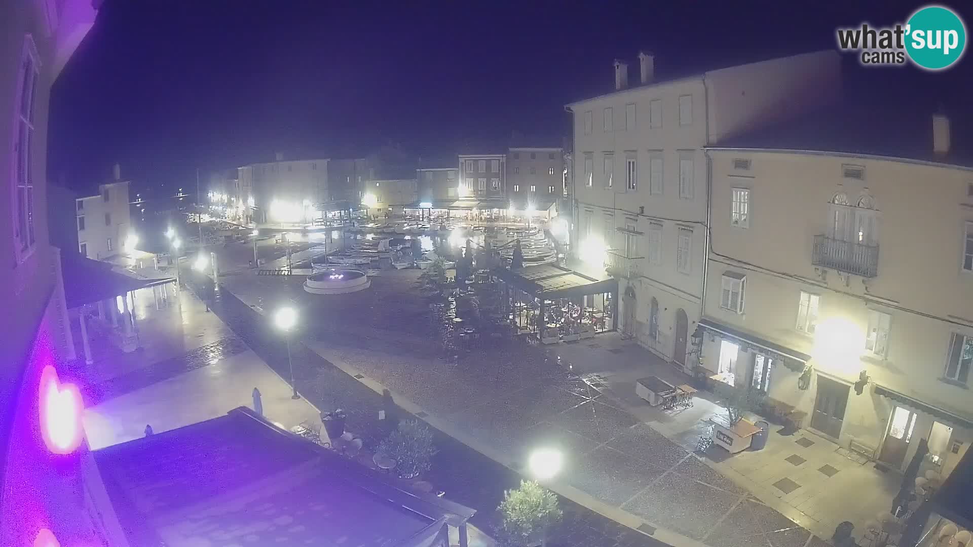 V ŽIVO spletna kamera Cres mesto – glavni trg in “mandrač” – otok Cres – Hrvaška