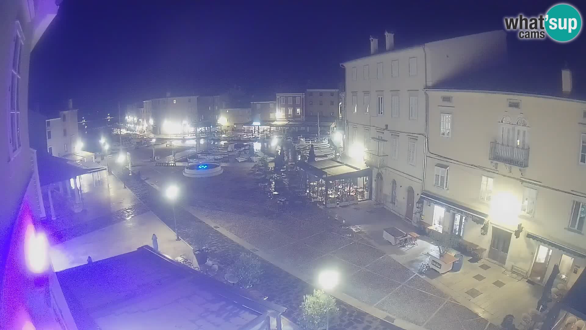 V ŽIVO spletna kamera Cres mesto – glavni trg in “mandrač” – otok Cres – Hrvaška