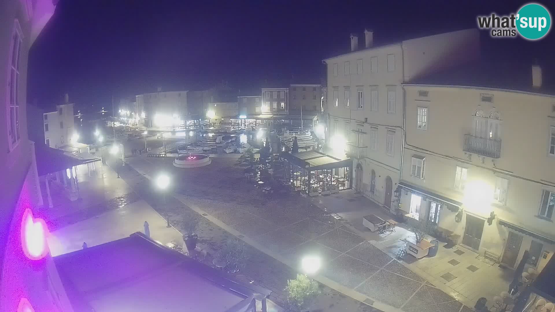 Web kamera Grad Cres – glavni trg i “mandrač” – otok Cres