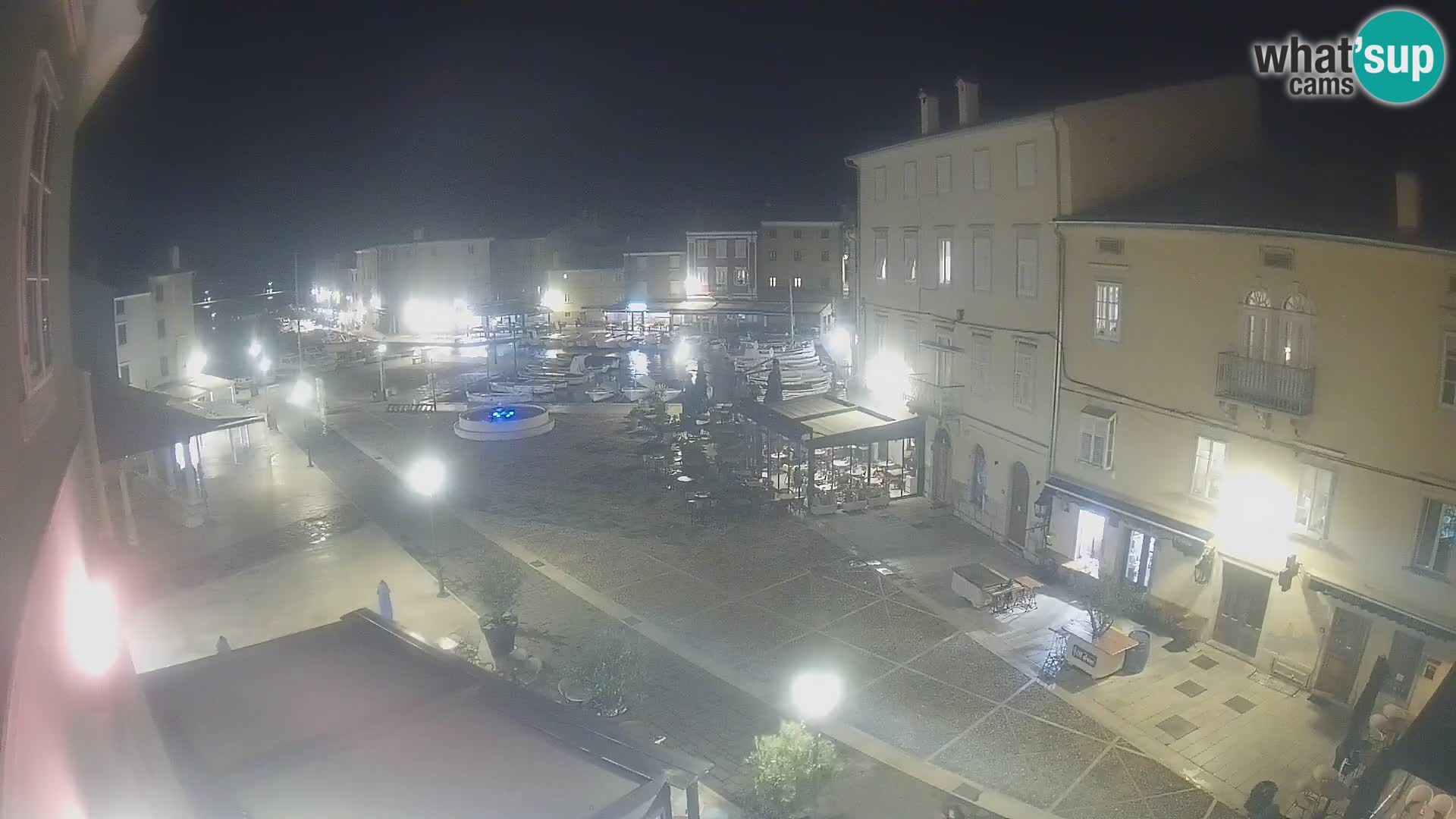 Web kamera Grad Cres – glavni trg i “mandrač” – otok Cres