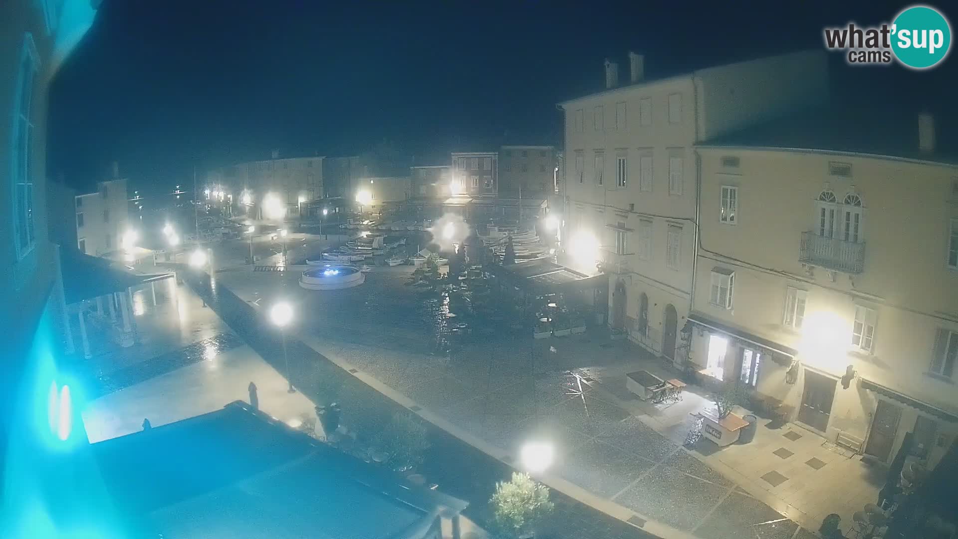 Web kamera Grad Cres – glavni trg i “mandrač” – otok Cres