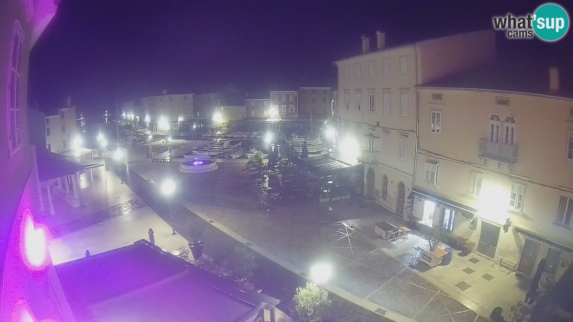 V ŽIVO spletna kamera Cres mesto – glavni trg in “mandrač” – otok Cres – Hrvaška
