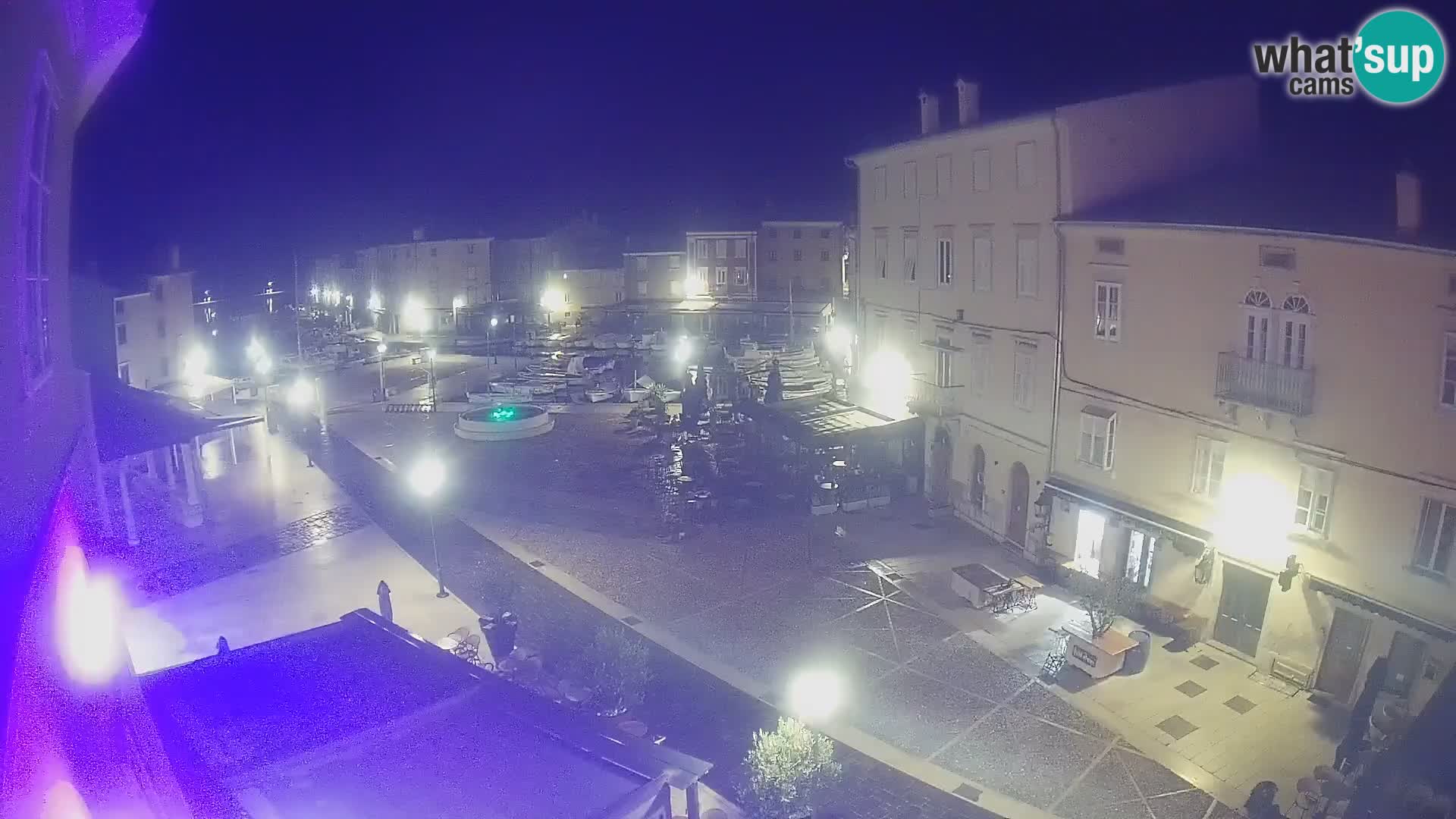 Web kamera Grad Cres – glavni trg i “mandrač” – otok Cres