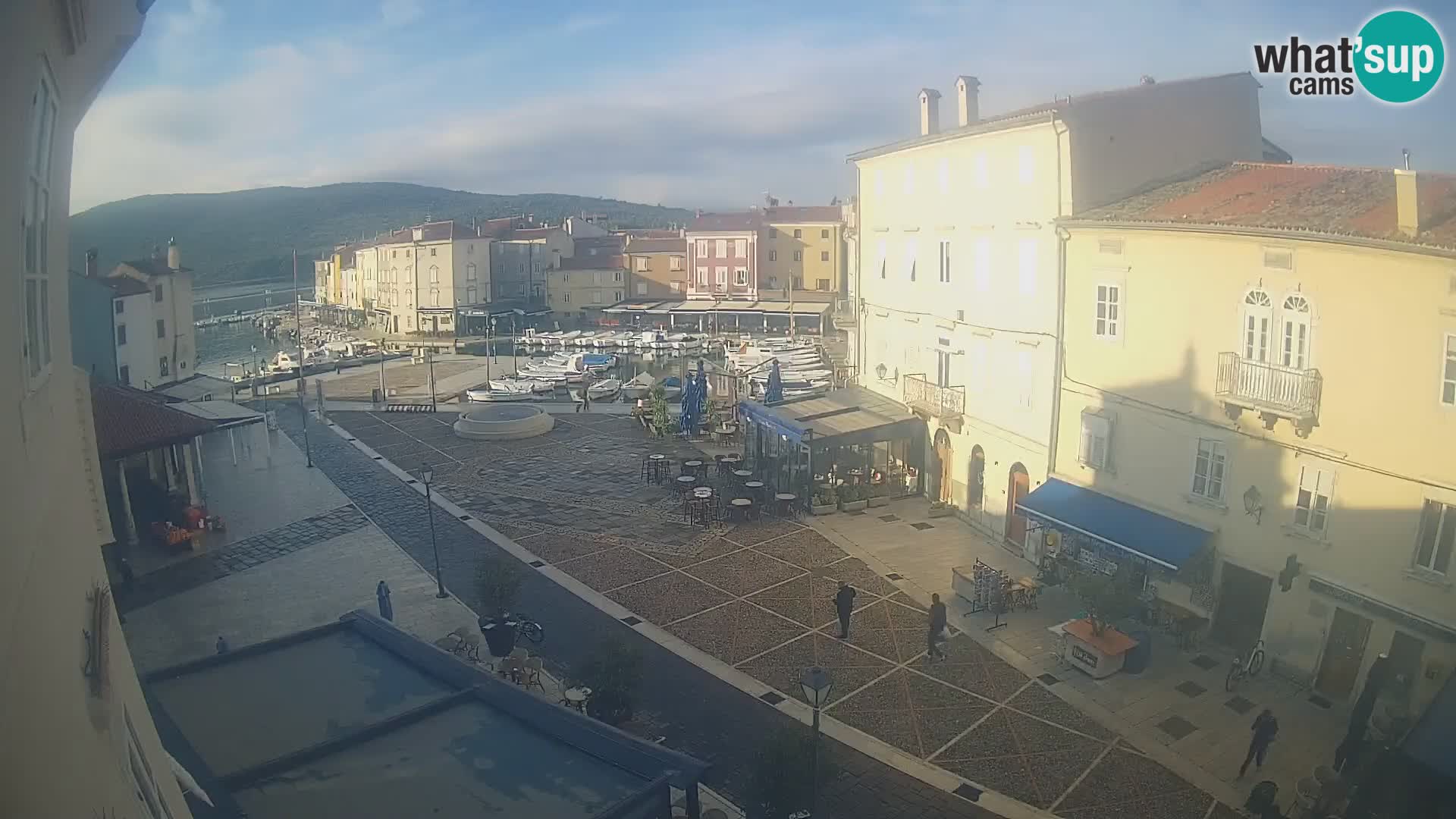 V ŽIVO spletna kamera Cres mesto – glavni trg in “mandrač” – otok Cres – Hrvaška