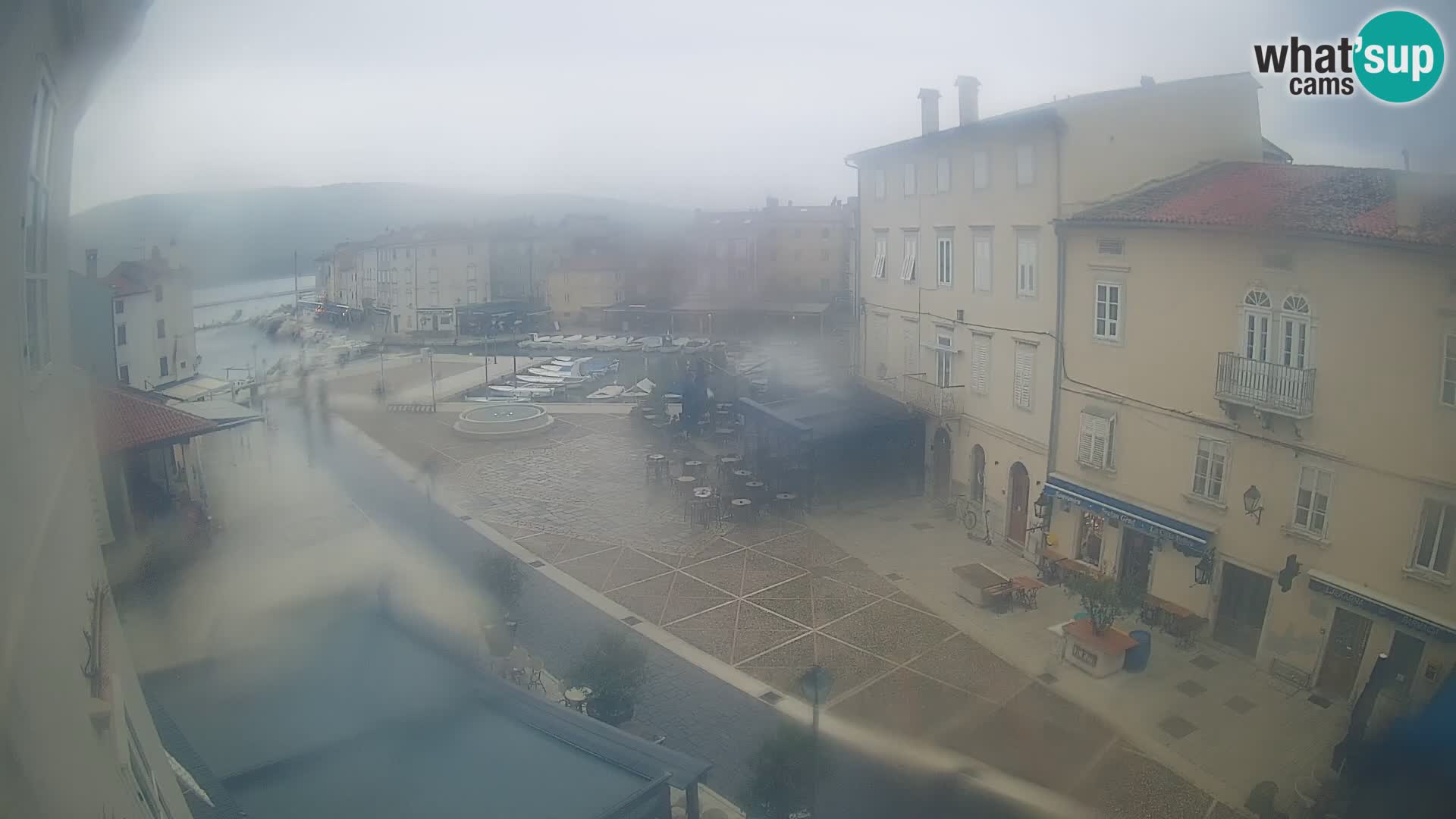 V ŽIVO spletna kamera Cres mesto – glavni trg in “mandrač” – otok Cres – Hrvaška