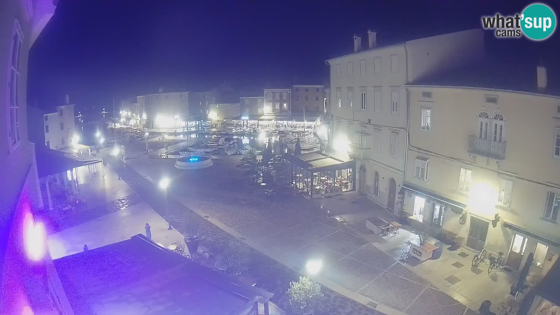 V ŽIVO spletna kamera Cres mesto – glavni trg in “mandrač” – otok Cres – Hrvaška