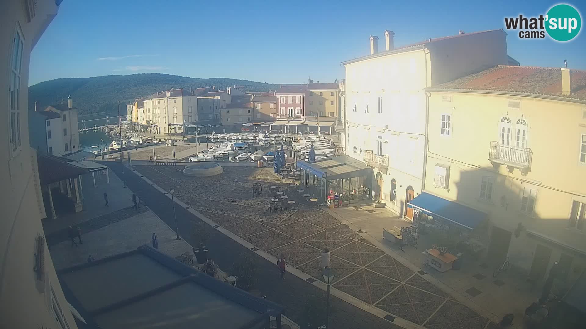 V ŽIVO spletna kamera Cres mesto – glavni trg in “mandrač” – otok Cres – Hrvaška
