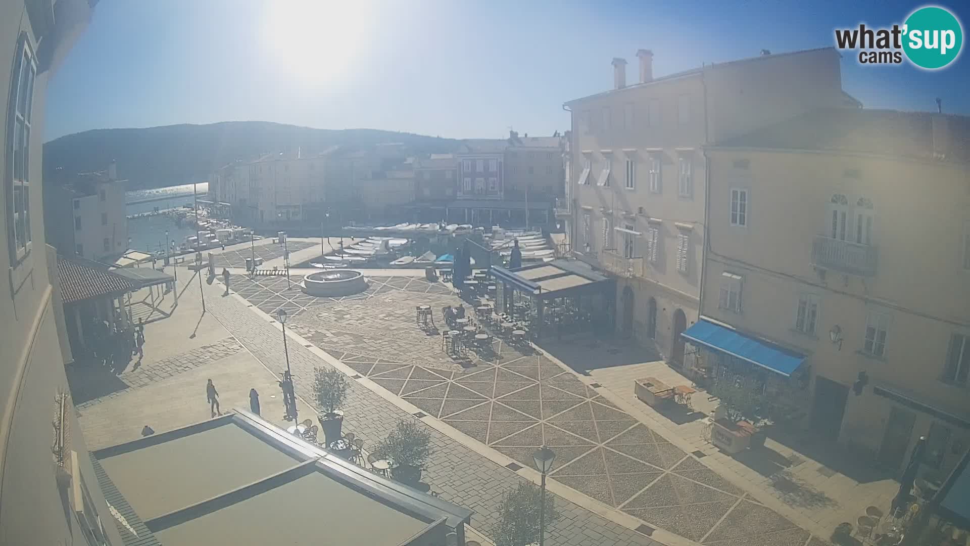 Cámara en vivo ciudad de Cres – plaza principal y “mandrač” – isla de Cres – Croacia