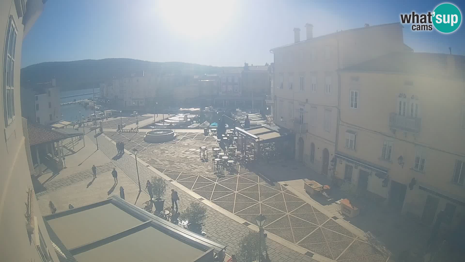 Cámara en vivo ciudad de Cres – plaza principal y “mandrač” – isla de Cres – Croacia