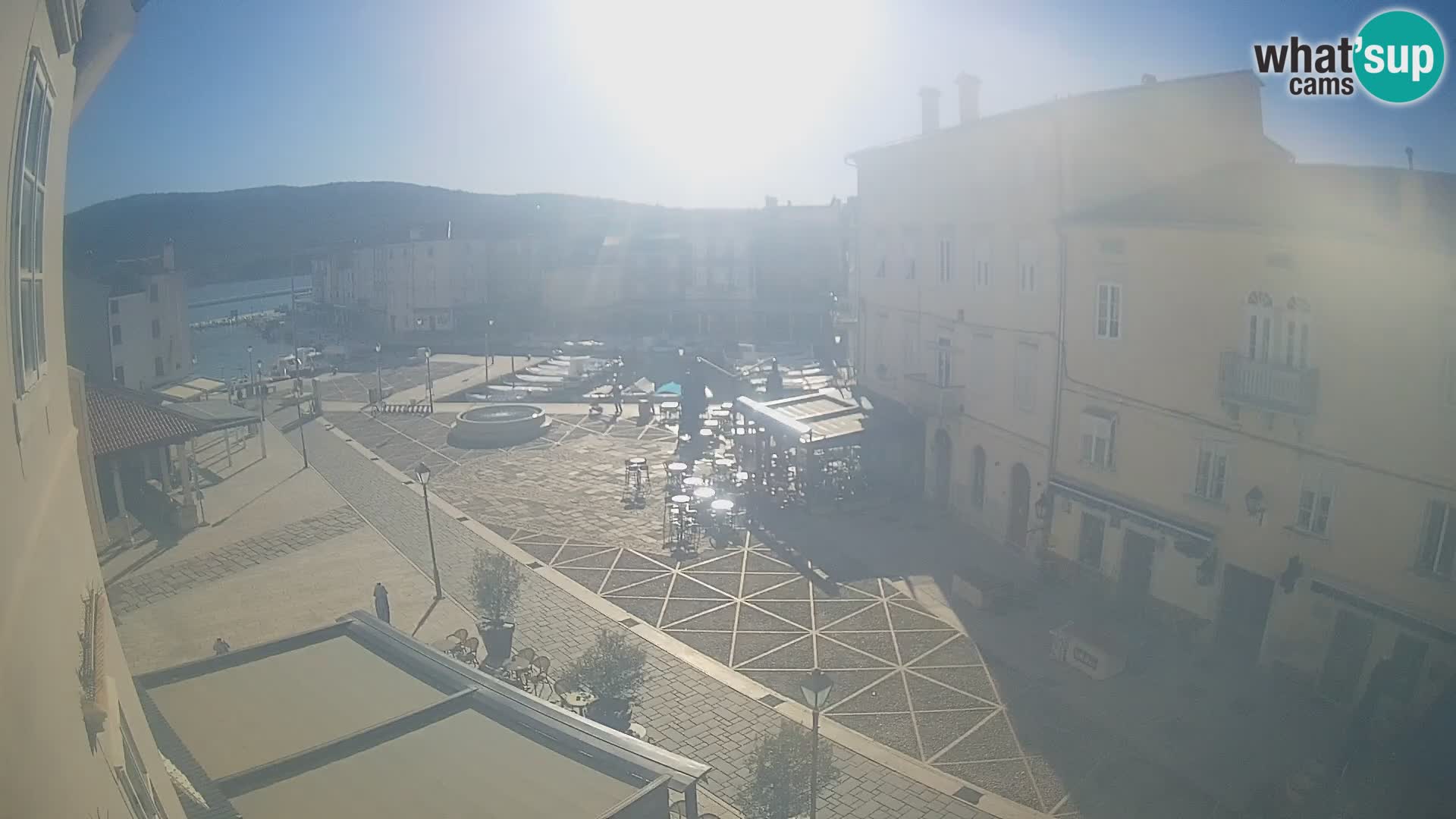 V ŽIVO spletna kamera Cres mesto – glavni trg in “mandrač” – otok Cres – Hrvaška