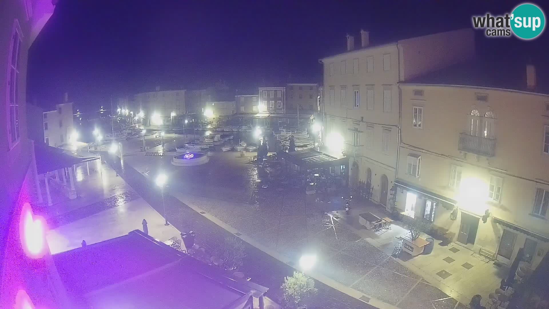 V ŽIVO spletna kamera Cres mesto – glavni trg in “mandrač” – otok Cres – Hrvaška