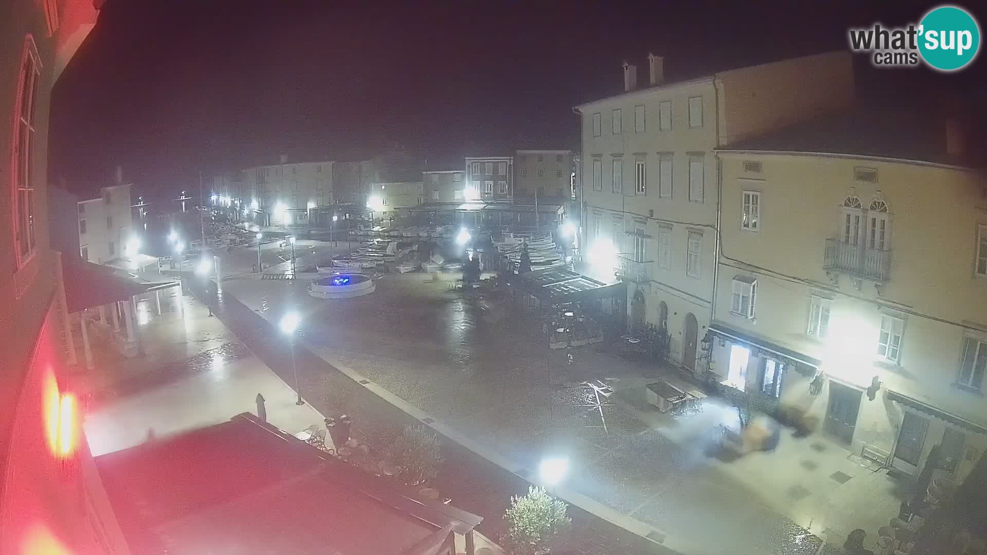 V ŽIVO spletna kamera Cres mesto – glavni trg in “mandrač” – otok Cres – Hrvaška