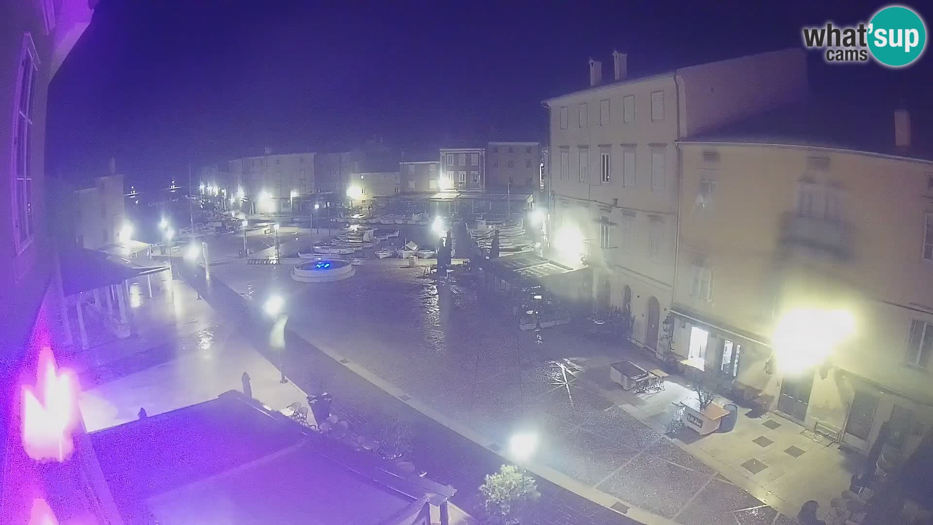 V ŽIVO spletna kamera Cres mesto – glavni trg in “mandrač” – otok Cres – Hrvaška