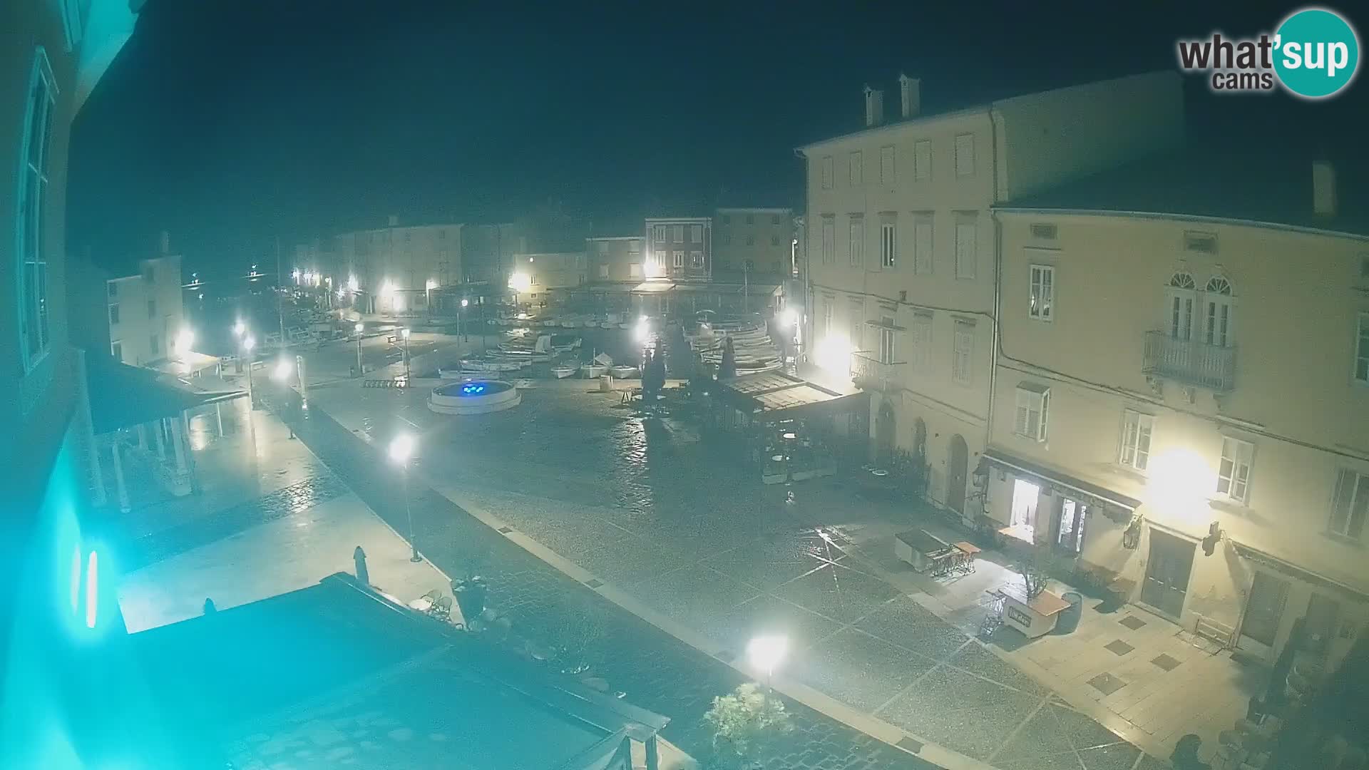Web kamera Grad Cres – glavni trg i “mandrač” – otok Cres