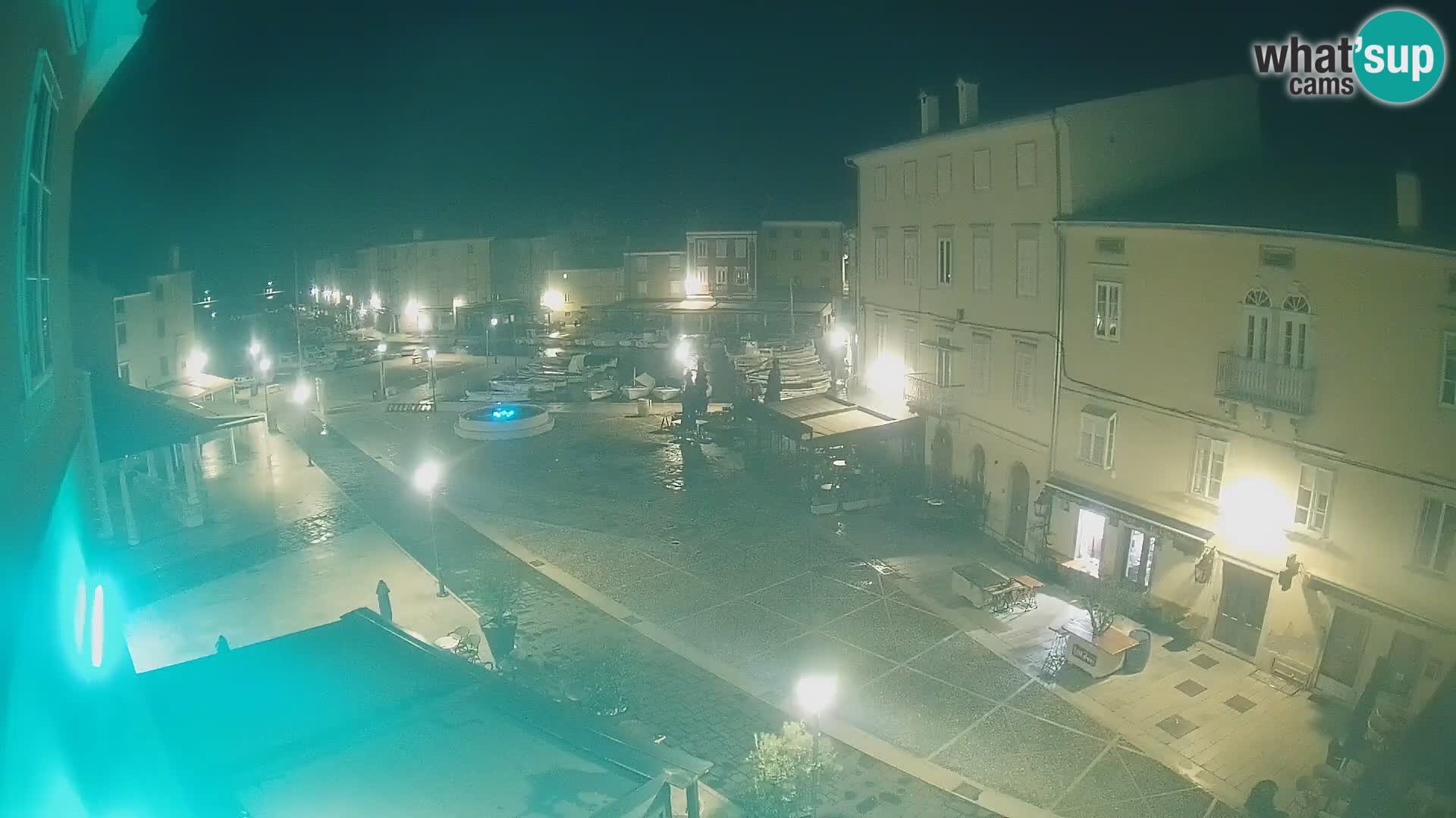 Web kamera Grad Cres – glavni trg i “mandrač” – otok Cres