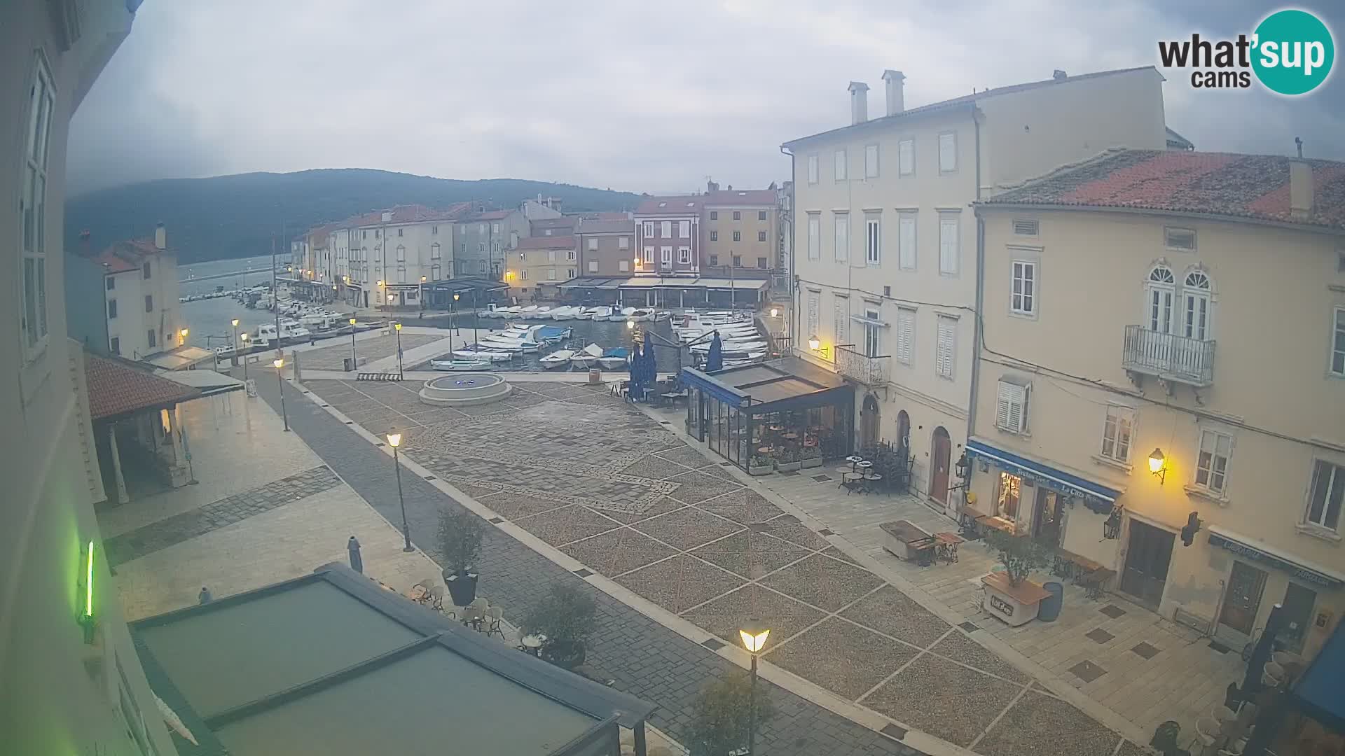 V ŽIVO spletna kamera Cres mesto – glavni trg in “mandrač” – otok Cres – Hrvaška