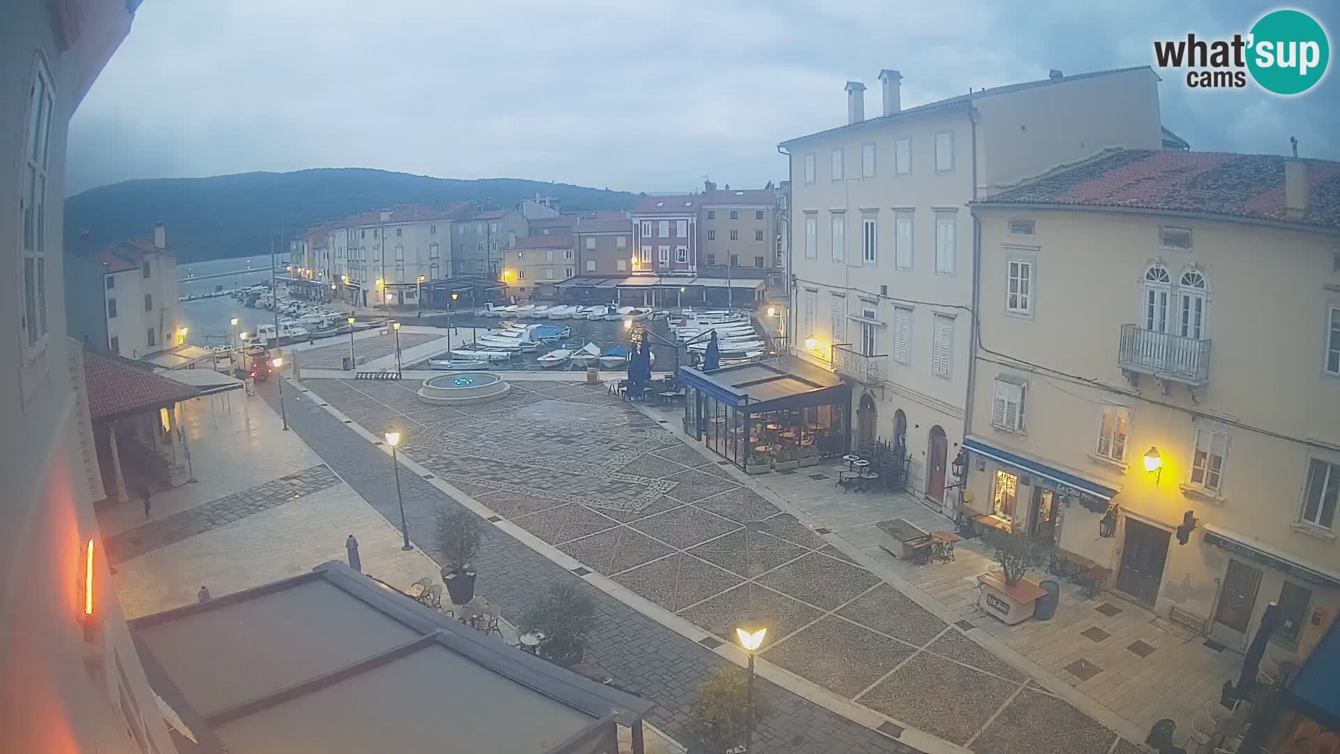 Cámara en vivo ciudad de Cres – plaza principal y “mandrač” – isla de Cres – Croacia