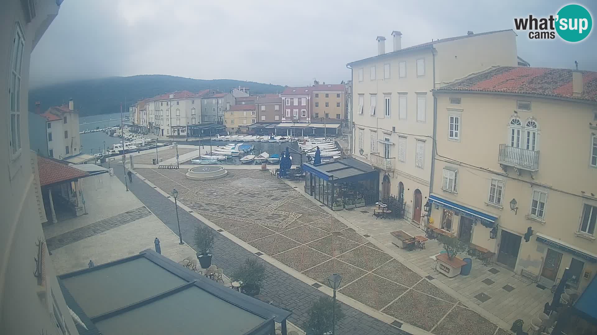V ŽIVO spletna kamera Cres mesto – glavni trg in “mandrač” – otok Cres – Hrvaška