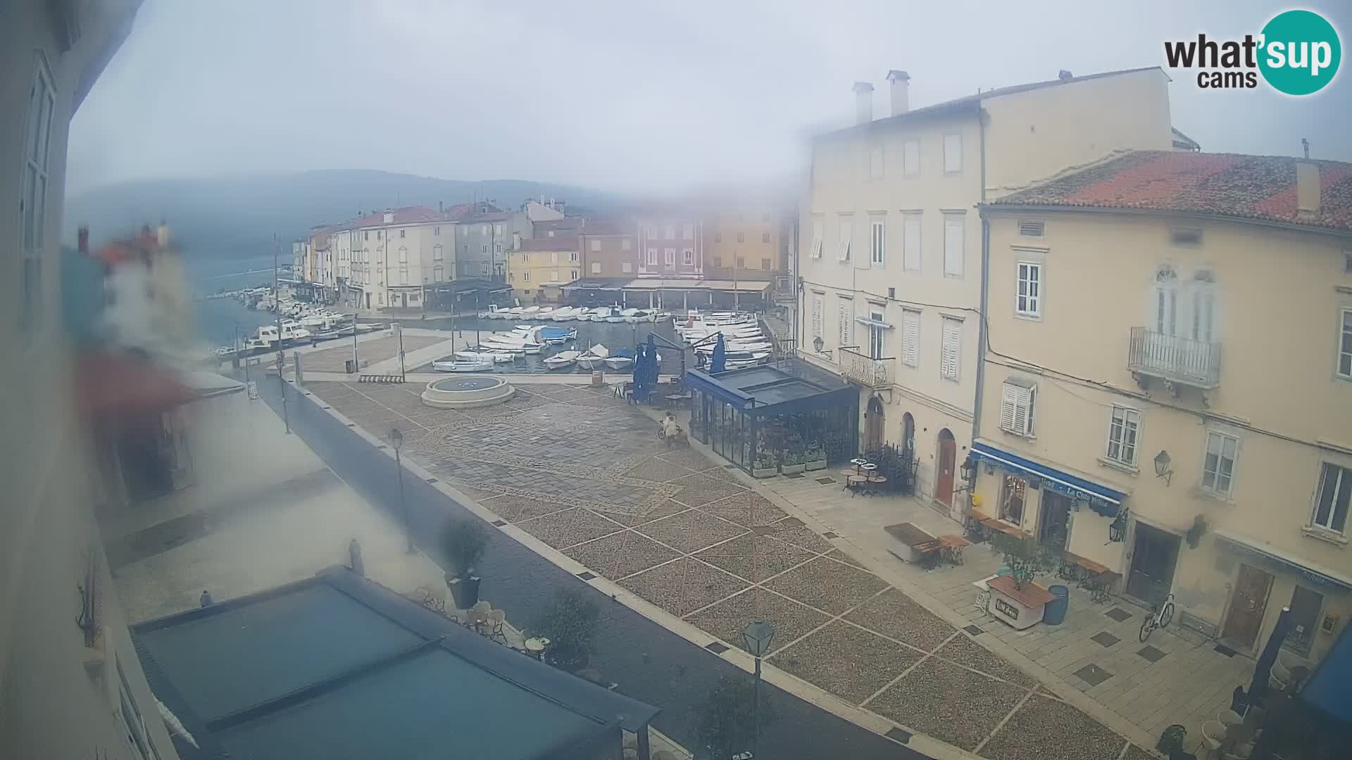 Web kamera Grad Cres – glavni trg i “mandrač” – otok Cres