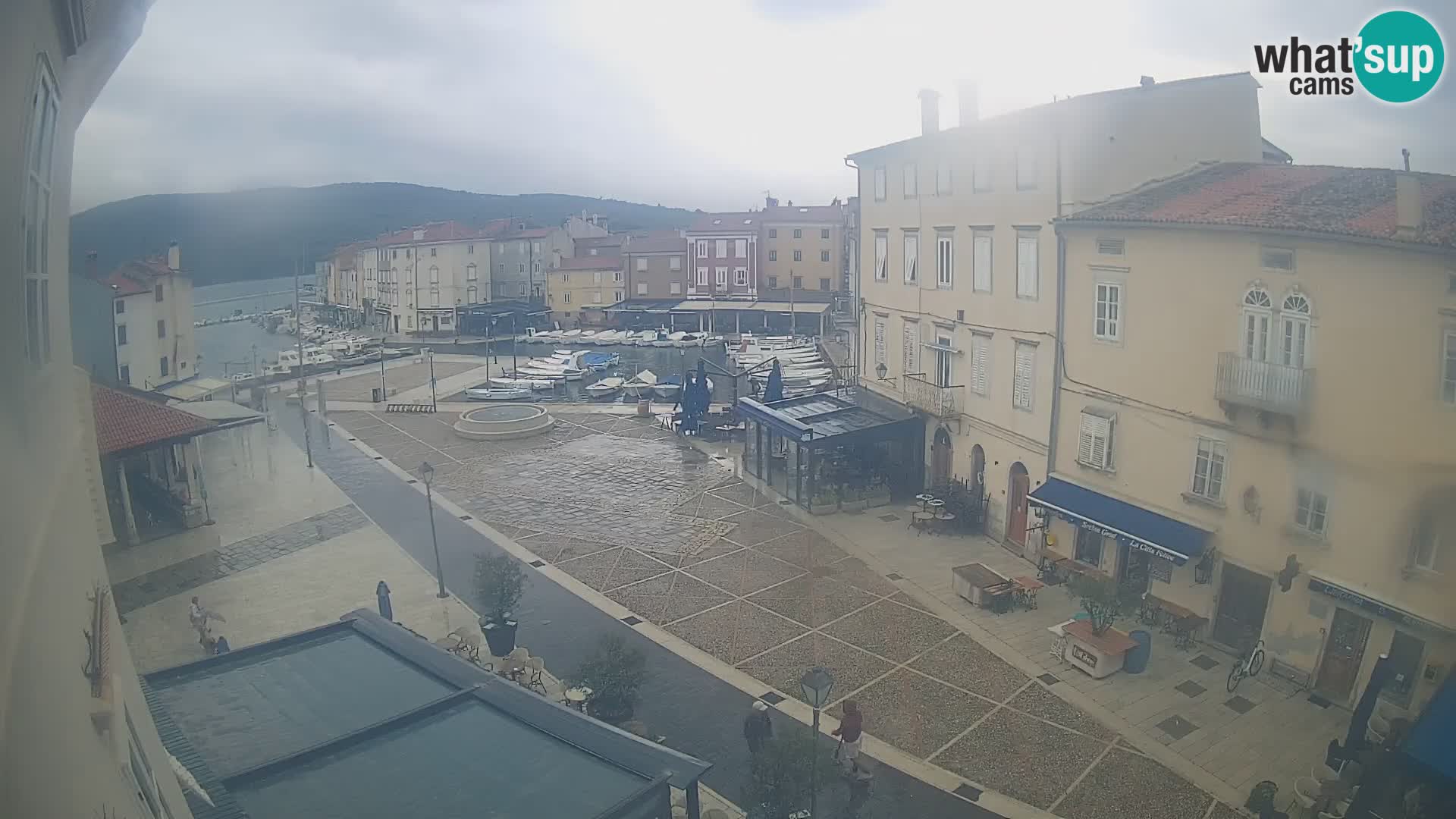 V ŽIVO spletna kamera Cres mesto – glavni trg in “mandrač” – otok Cres – Hrvaška