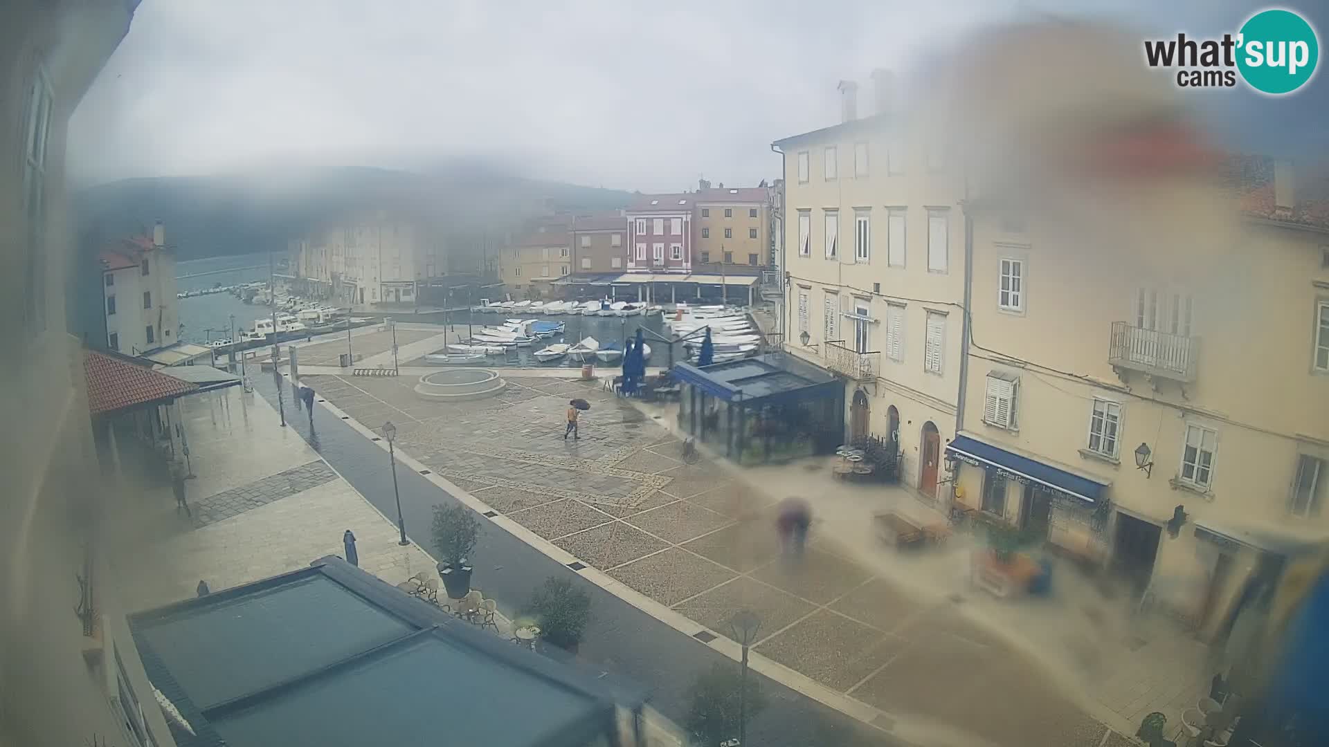 Web kamera Grad Cres – glavni trg i “mandrač” – otok Cres