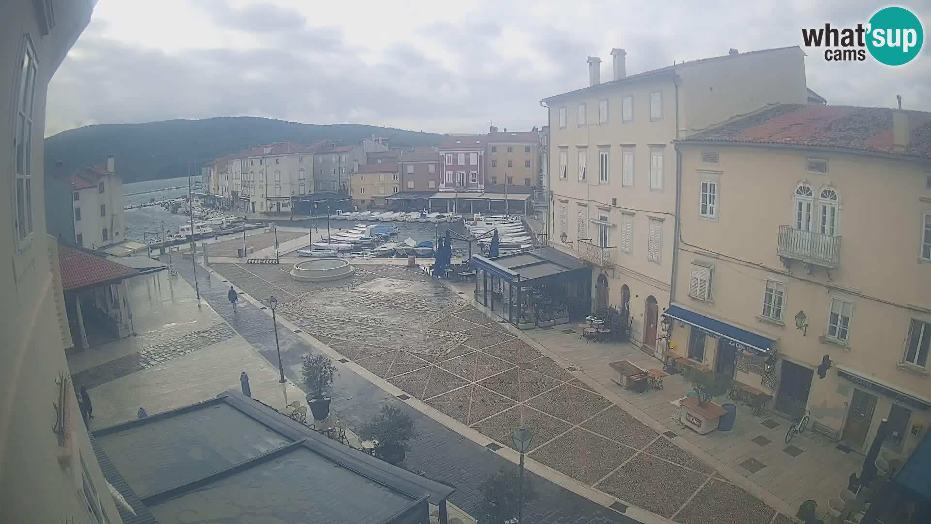 V ŽIVO spletna kamera Cres mesto – glavni trg in “mandrač” – otok Cres – Hrvaška