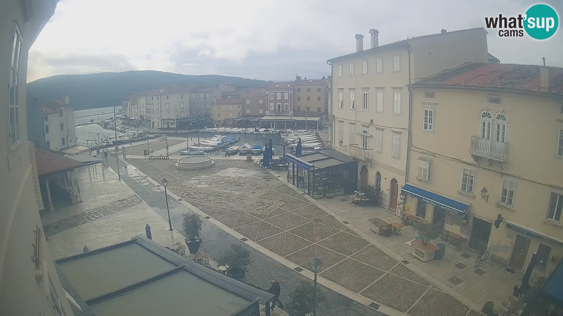 LIVE cam Cres city – place principale et “mandrač” – île de Cres – Croatie