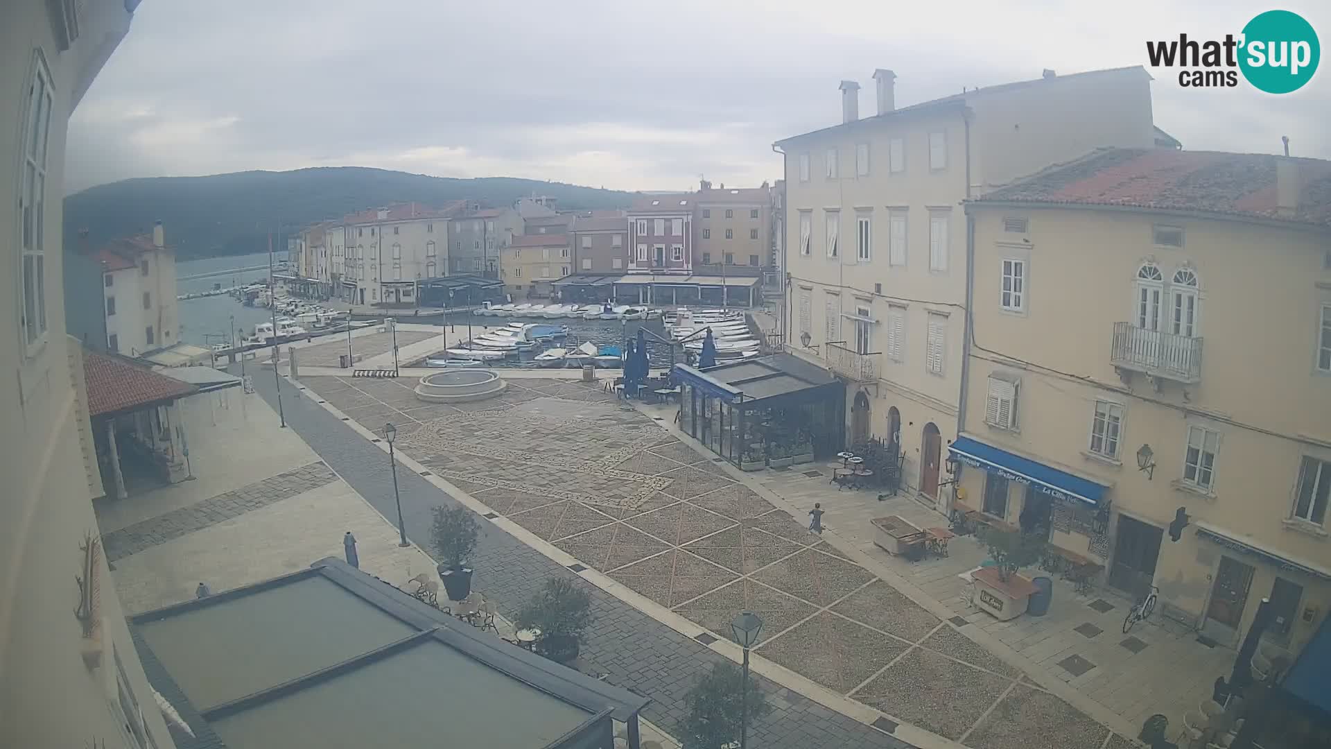 V ŽIVO spletna kamera Cres mesto – glavni trg in “mandrač” – otok Cres – Hrvaška