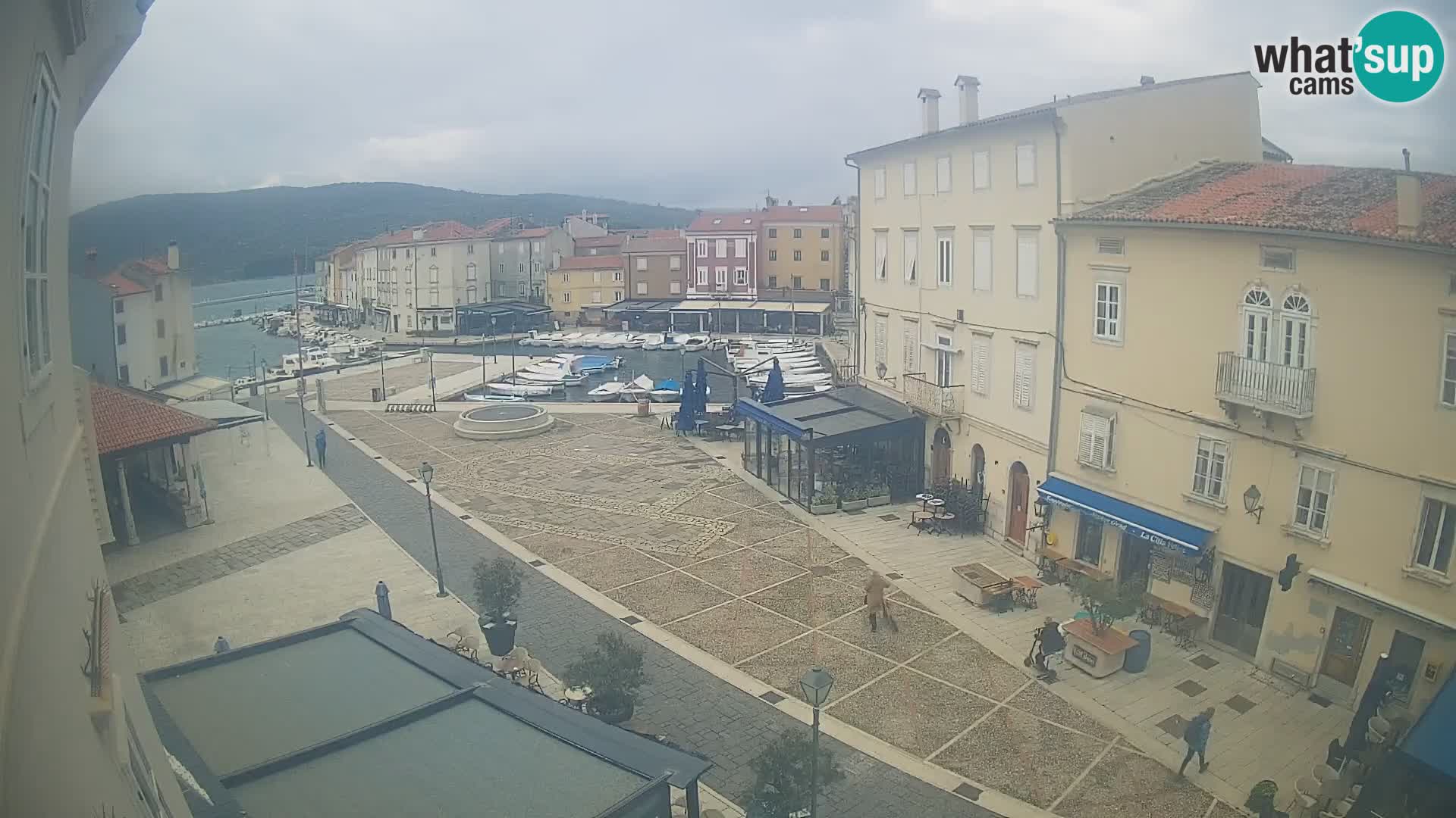V ŽIVO spletna kamera Cres mesto – glavni trg in “mandrač” – otok Cres – Hrvaška