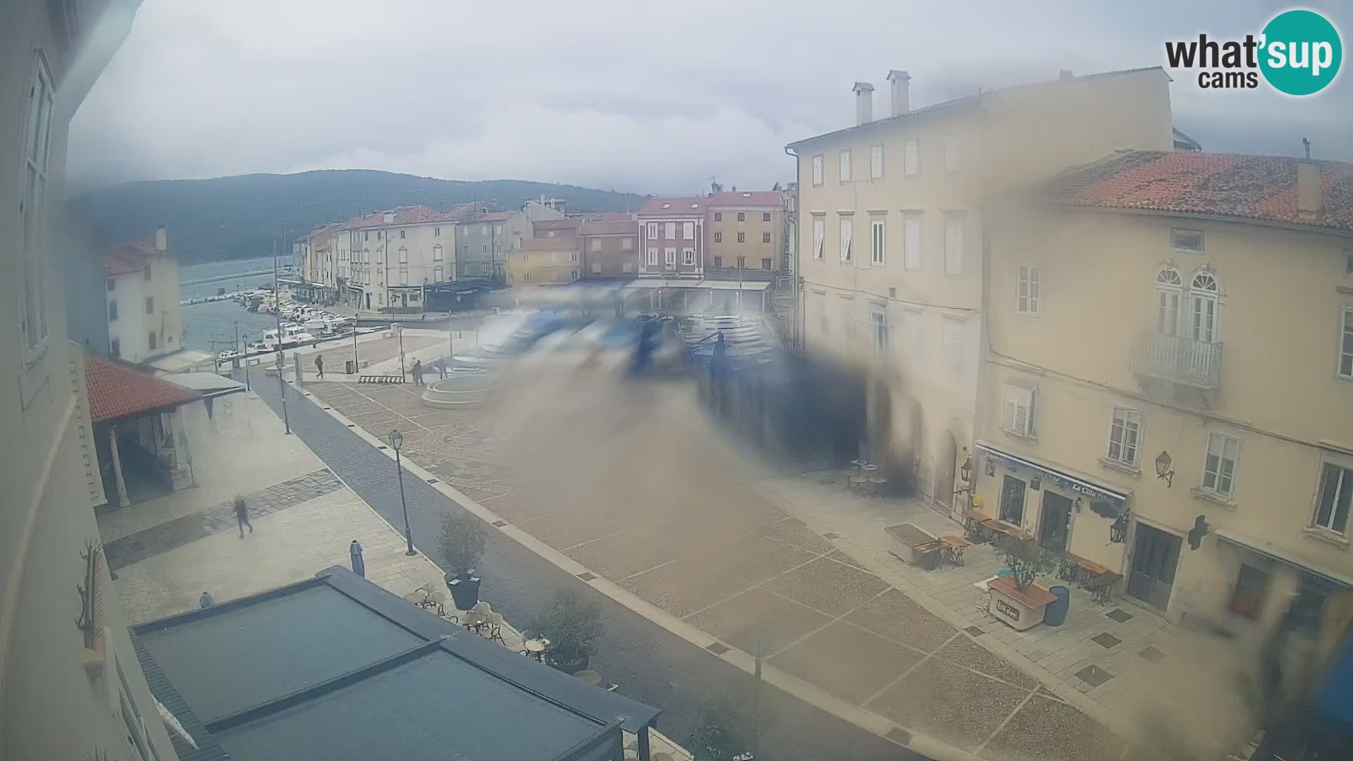 LIVE cam Cres city – place principale et “mandrač” – île de Cres – Croatie