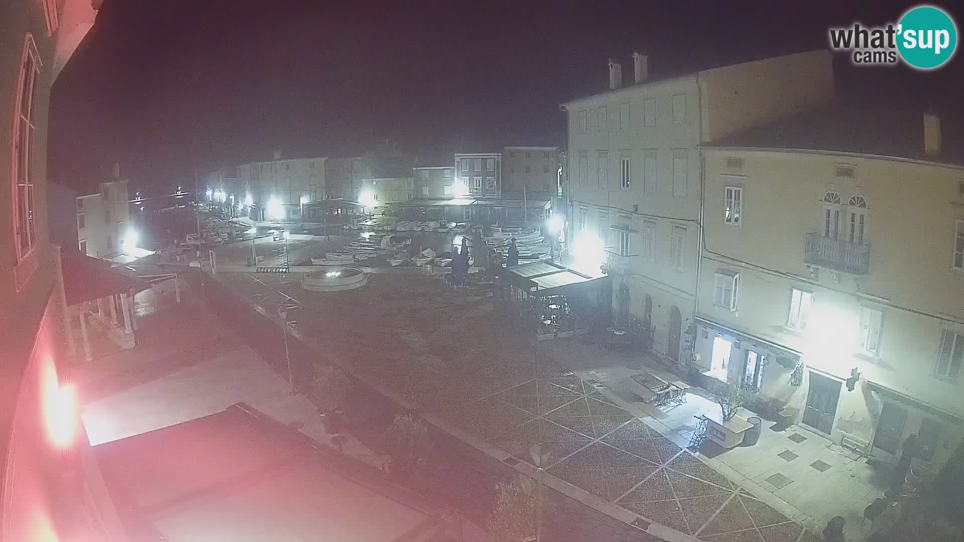 V ŽIVO spletna kamera Cres mesto – glavni trg in “mandrač” – otok Cres – Hrvaška