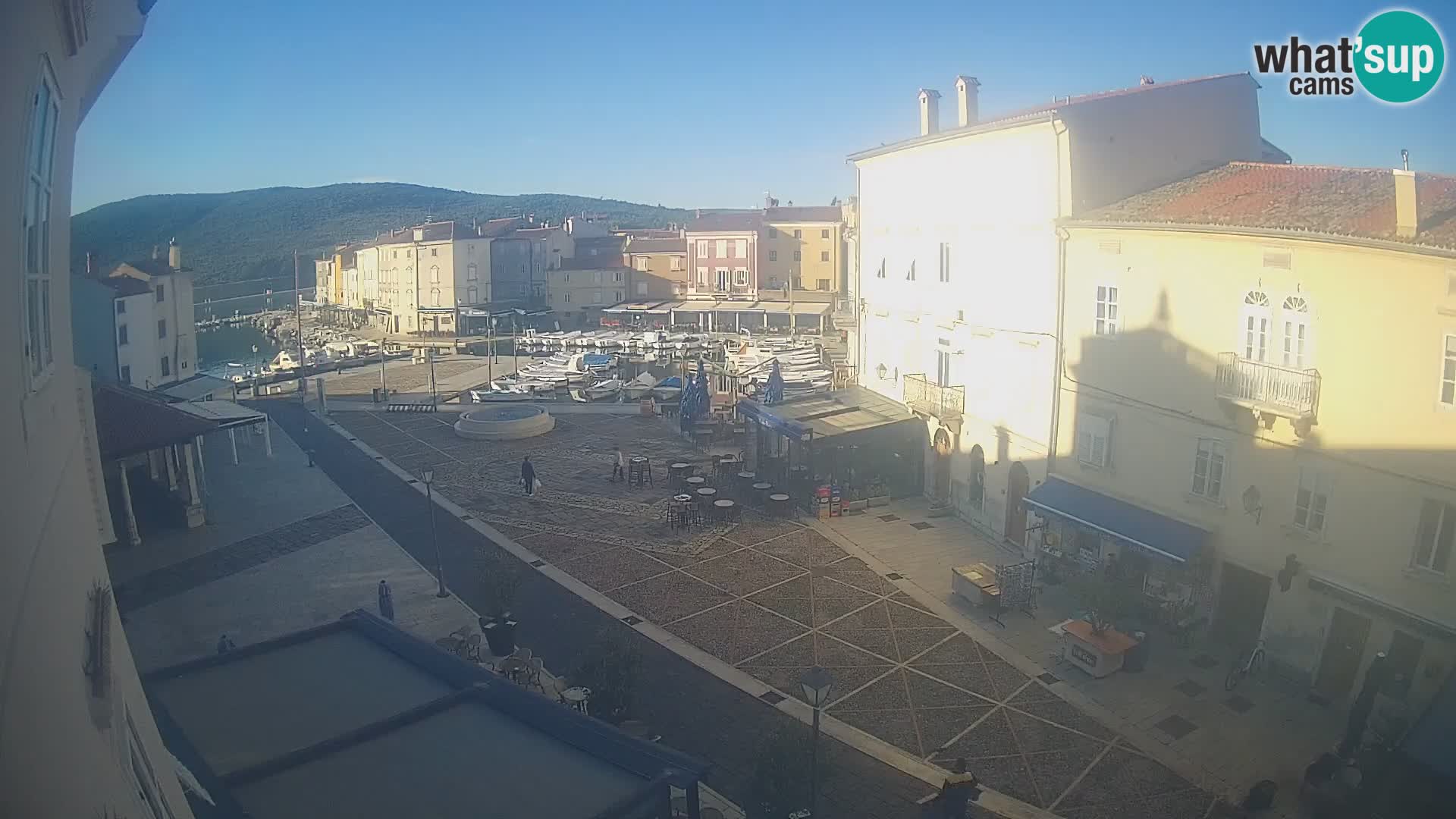 V ŽIVO spletna kamera Cres mesto – glavni trg in “mandrač” – otok Cres – Hrvaška