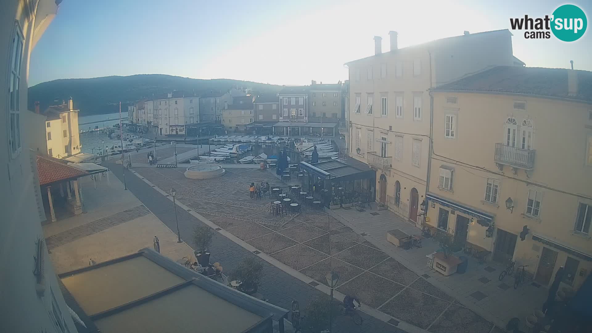 Web kamera Grad Cres – glavni trg i “mandrač” – otok Cres