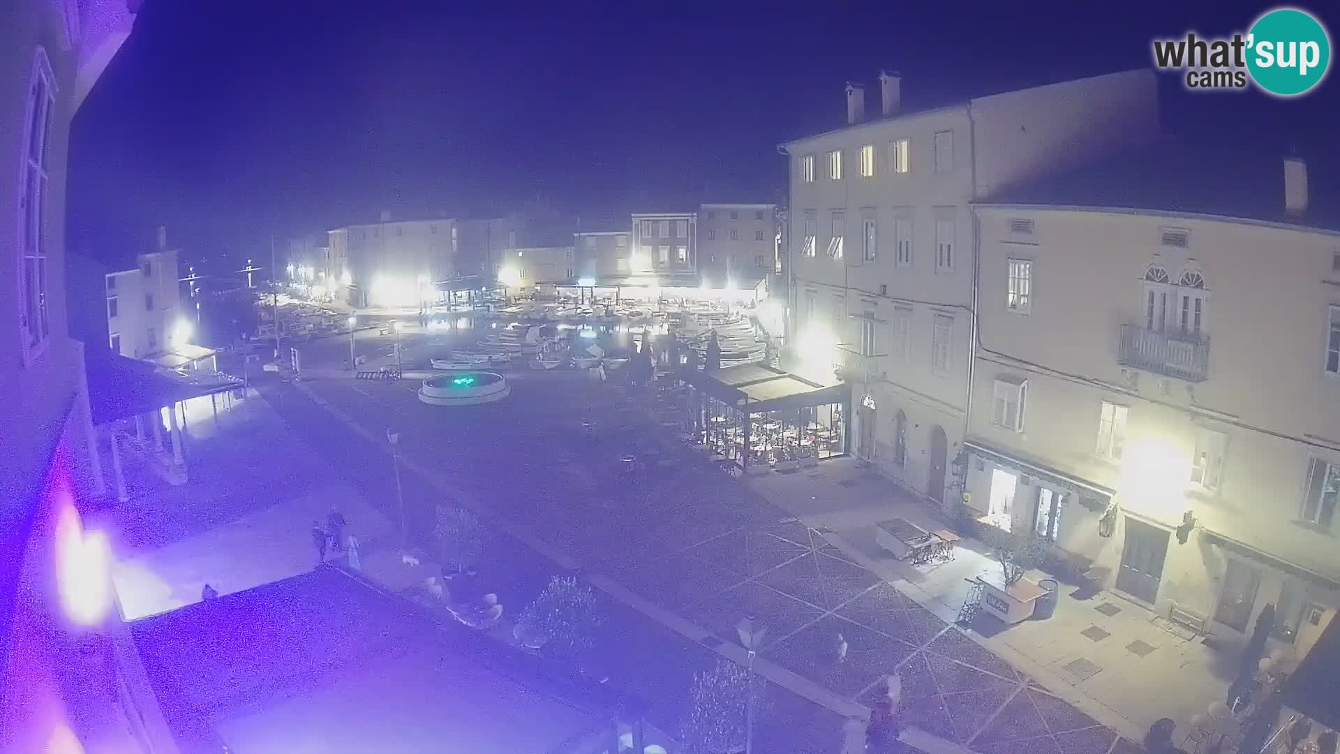V ŽIVO spletna kamera Cres mesto – glavni trg in “mandrač” – otok Cres – Hrvaška