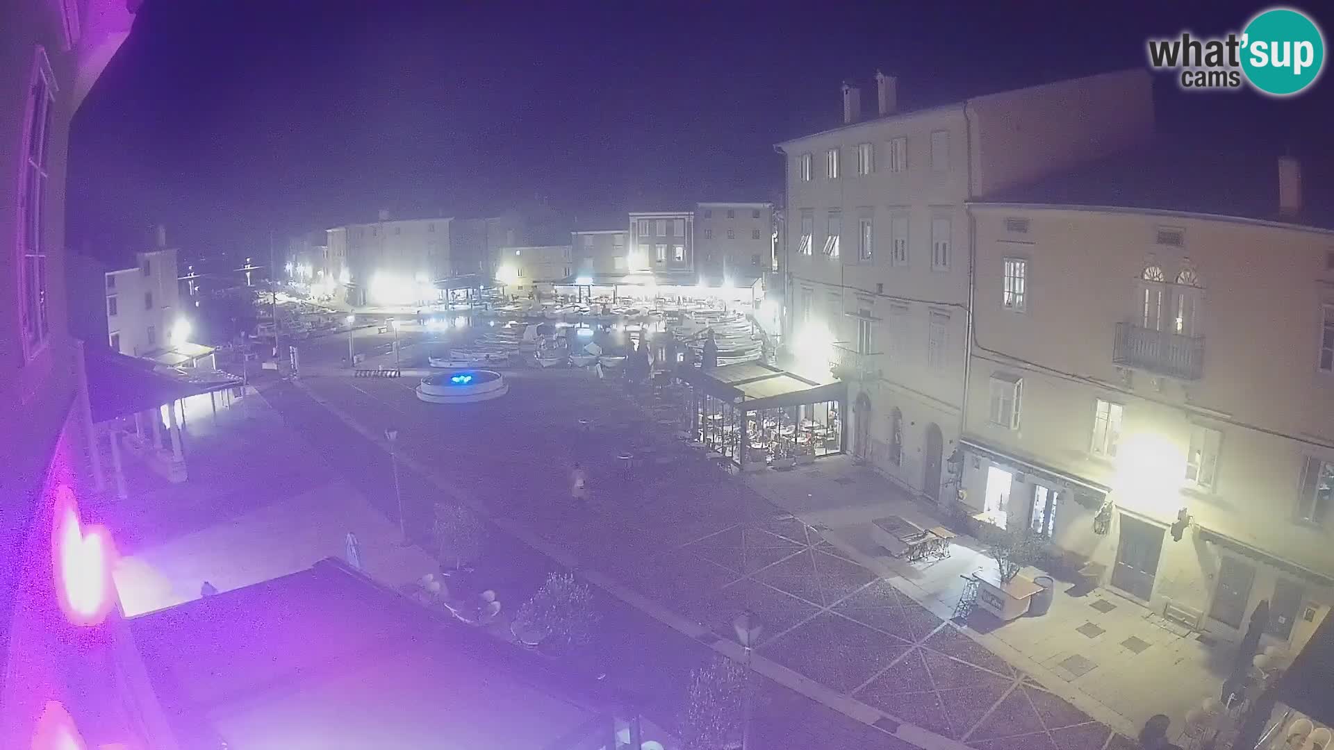 Web kamera Grad Cres – glavni trg i “mandrač” – otok Cres