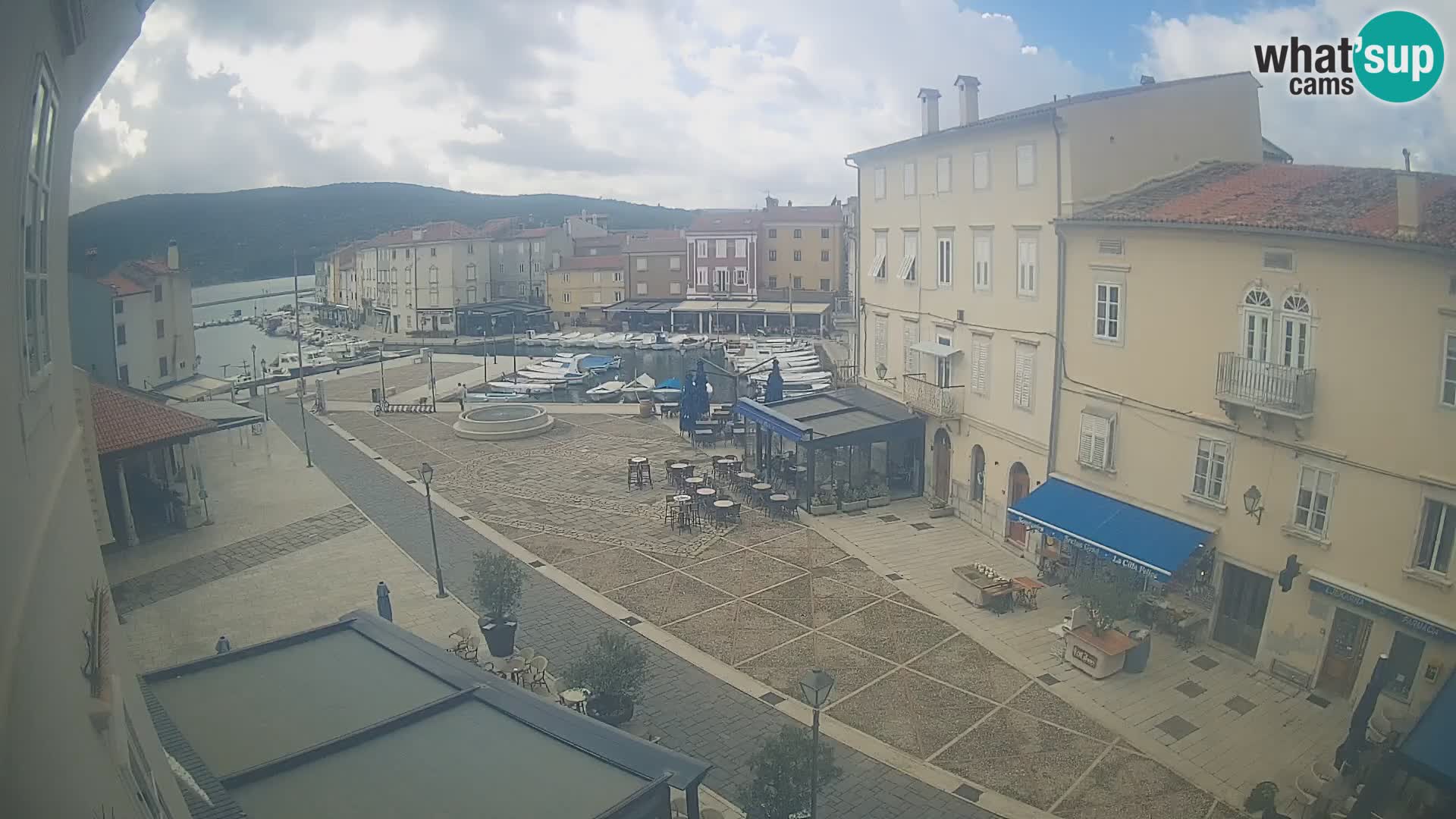 V ŽIVO spletna kamera Cres mesto – glavni trg in “mandrač” – otok Cres – Hrvaška