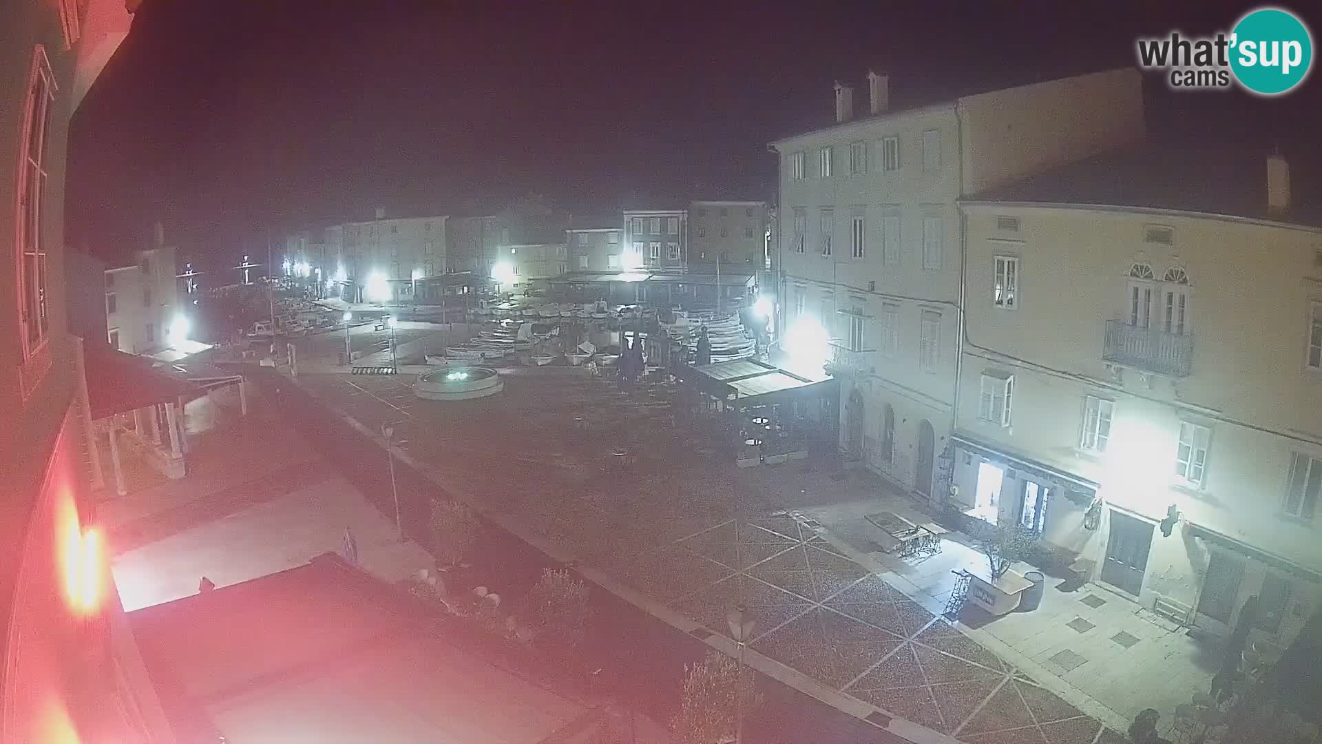 Web kamera Grad Cres – glavni trg i “mandrač” – otok Cres