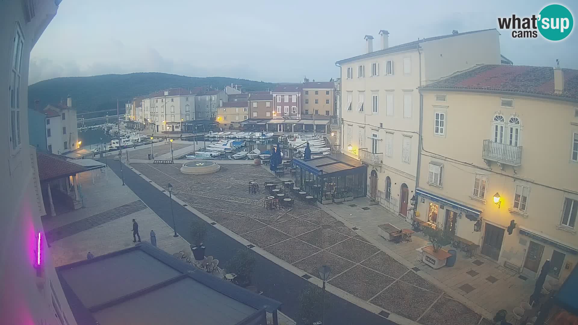Cámara en vivo ciudad de Cres – plaza principal y “mandrač” – isla de Cres – Croacia