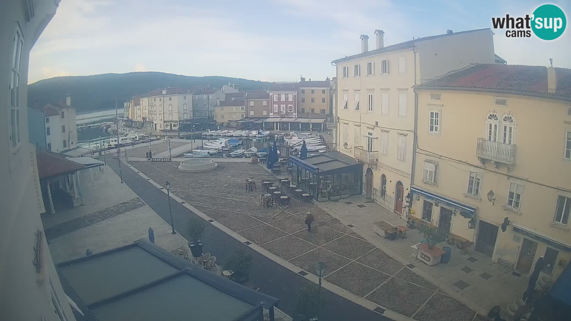V ŽIVO spletna kamera Cres mesto – glavni trg in “mandrač” – otok Cres – Hrvaška