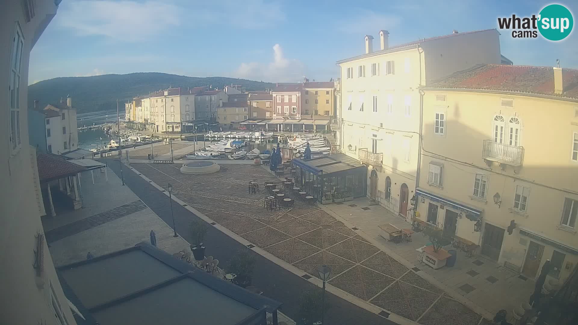 LIVE cam Cres city – place principale et “mandrač” – île de Cres – Croatie
