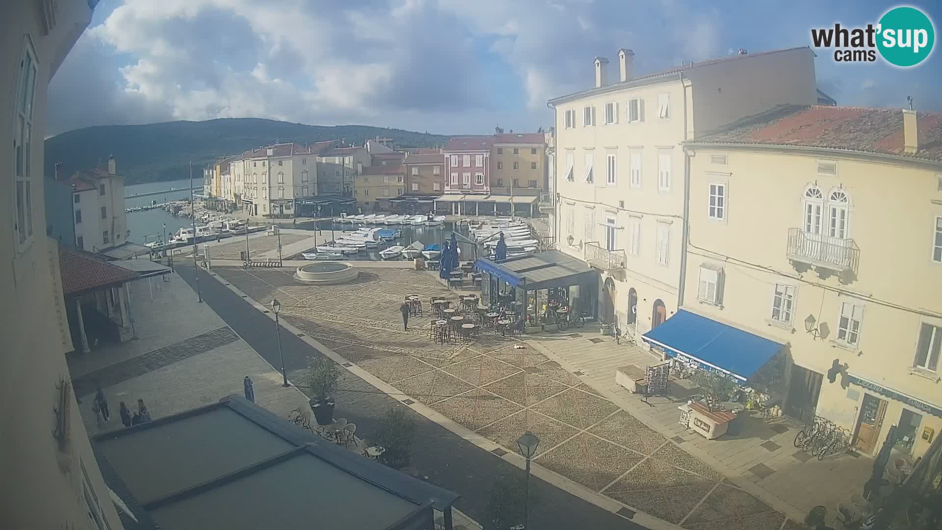 V ŽIVO spletna kamera Cres mesto – glavni trg in “mandrač” – otok Cres – Hrvaška