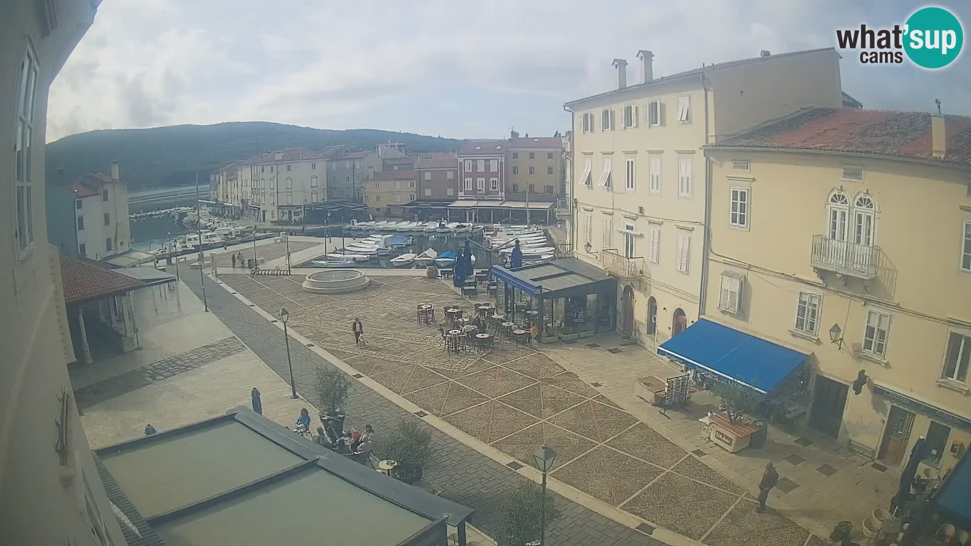 LIVE cam Cres city – place principale et “mandrač” – île de Cres – Croatie