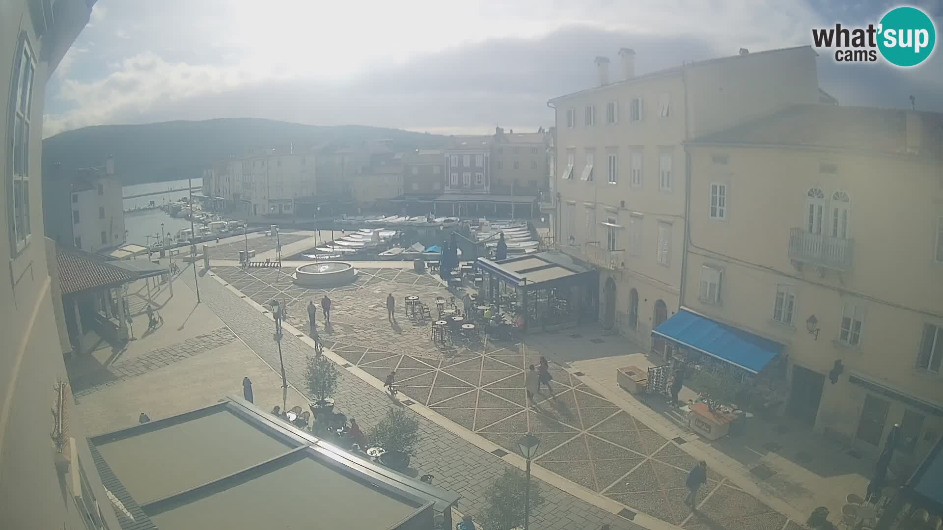 Cámara en vivo ciudad de Cres – plaza principal y “mandrač” – isla de Cres – Croacia