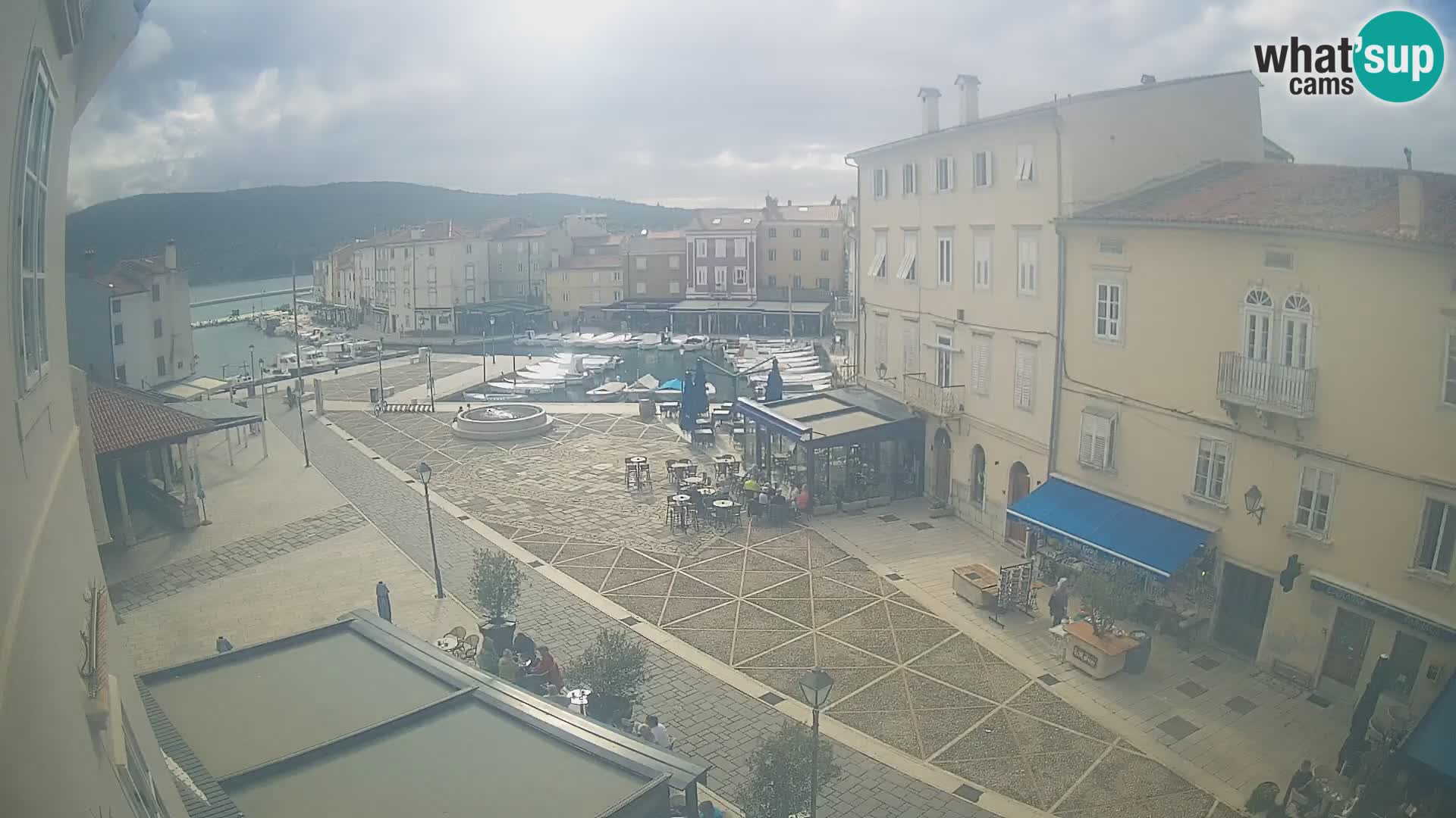 Web kamera Grad Cres – glavni trg i “mandrač” – otok Cres