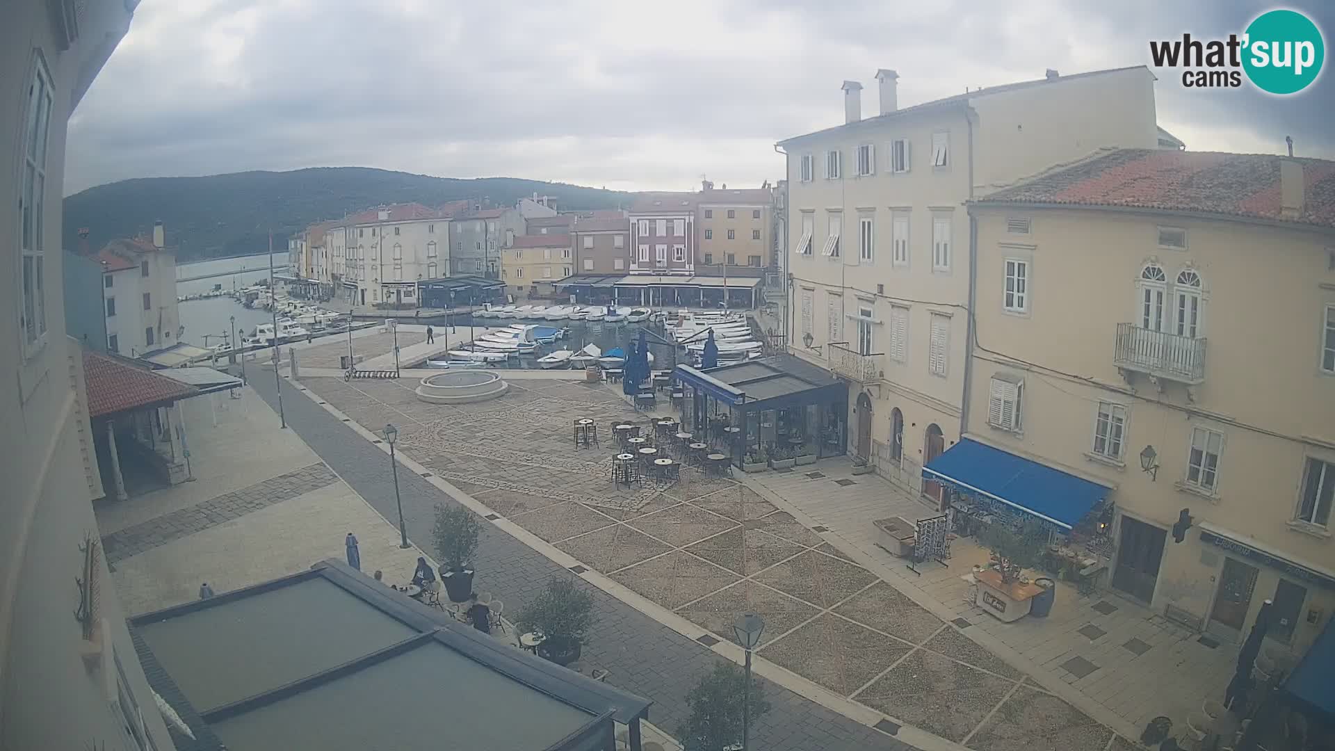 Cámara en vivo ciudad de Cres – plaza principal y “mandrač” – isla de Cres – Croacia