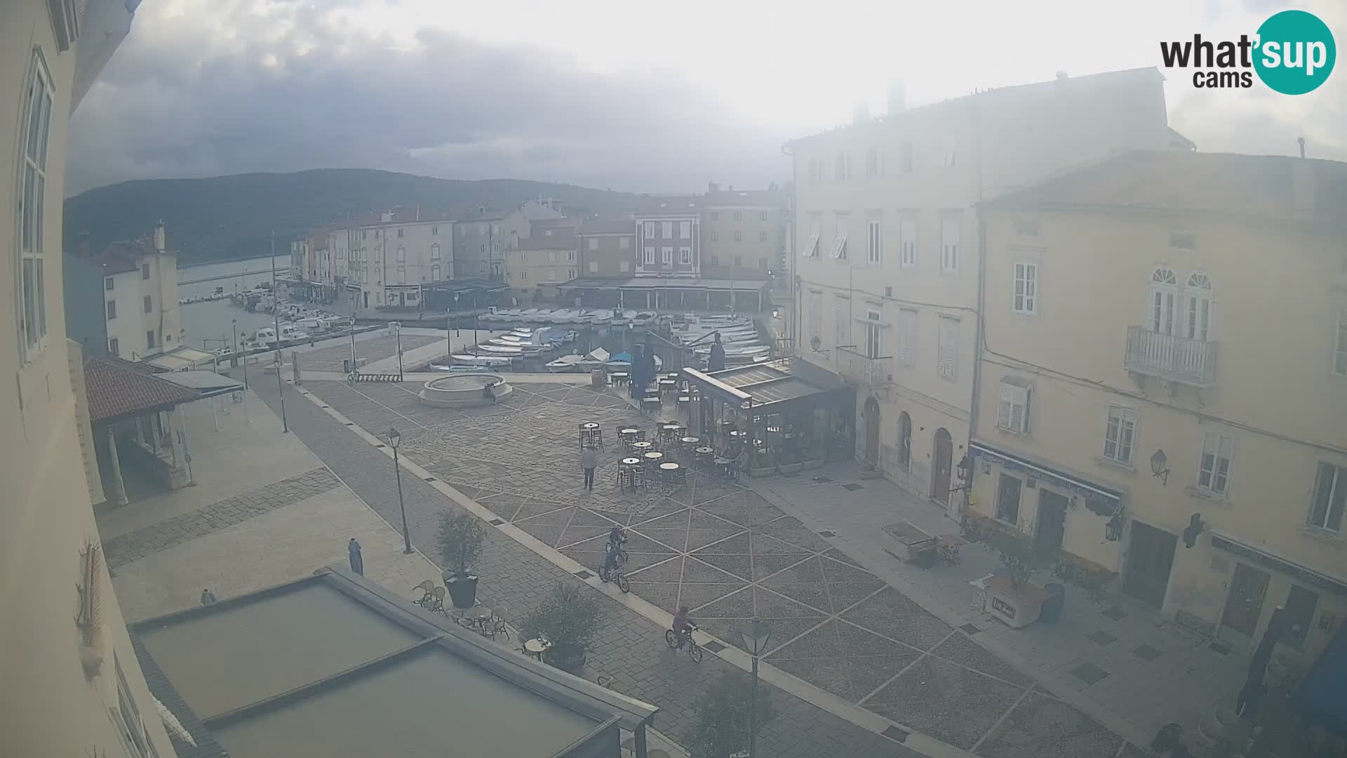 Kamera v ŽIVO Cres mesto – glavni trg in “mandrač” – otok Cres – Hrvaška