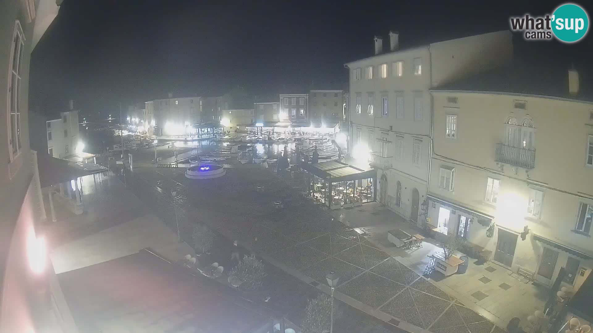V ŽIVO spletna kamera Cres mesto – glavni trg in “mandrač” – otok Cres – Hrvaška