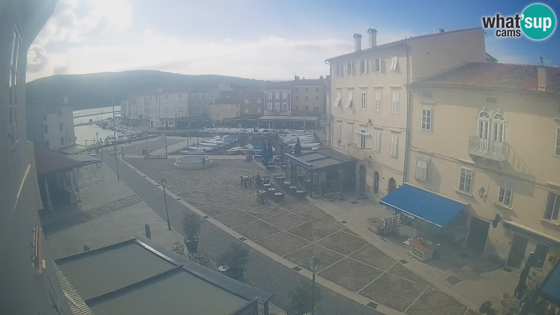 V ŽIVO spletna kamera Cres mesto – glavni trg in “mandrač” – otok Cres – Hrvaška