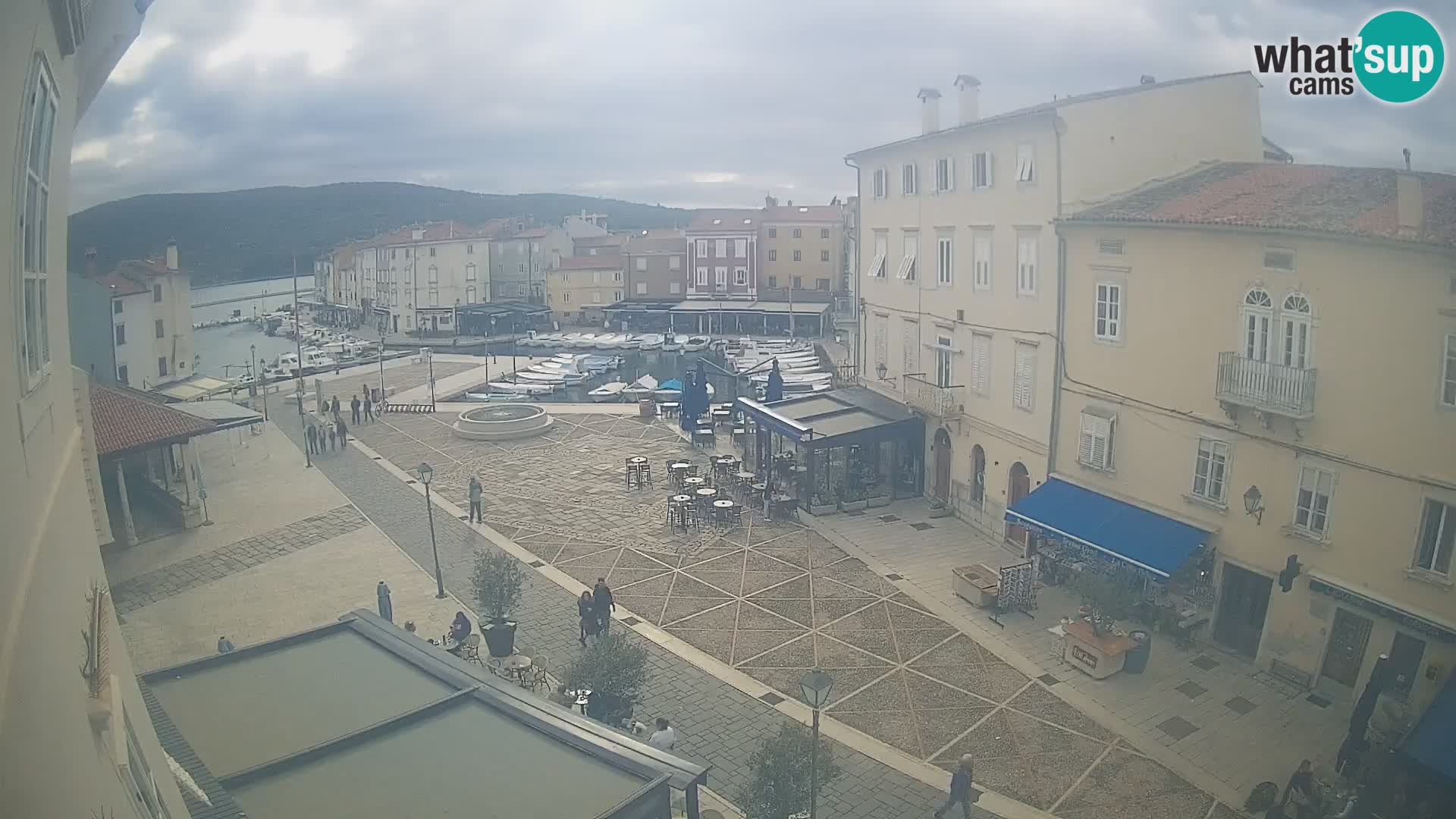 V ŽIVO spletna kamera Cres mesto – glavni trg in “mandrač” – otok Cres – Hrvaška