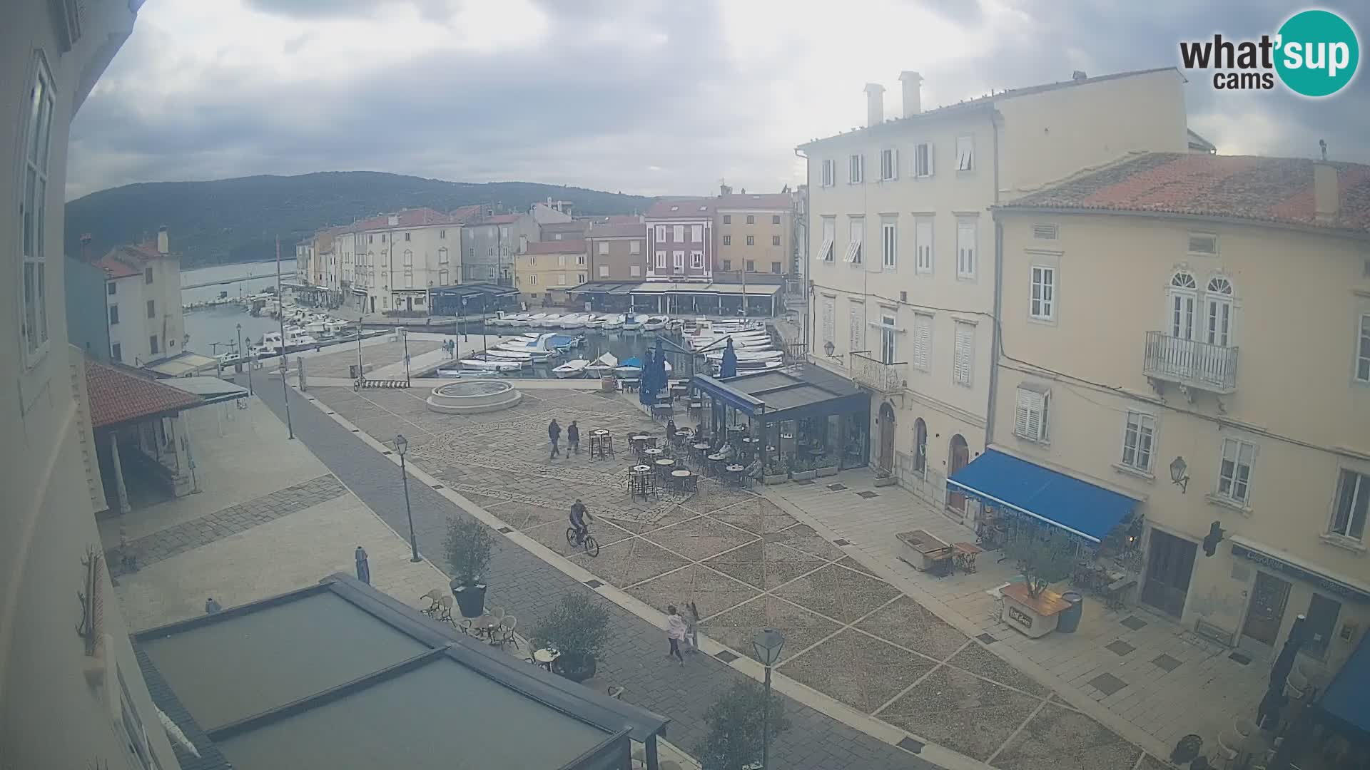 Web kamera Grad Cres – glavni trg i “mandrač” – otok Cres